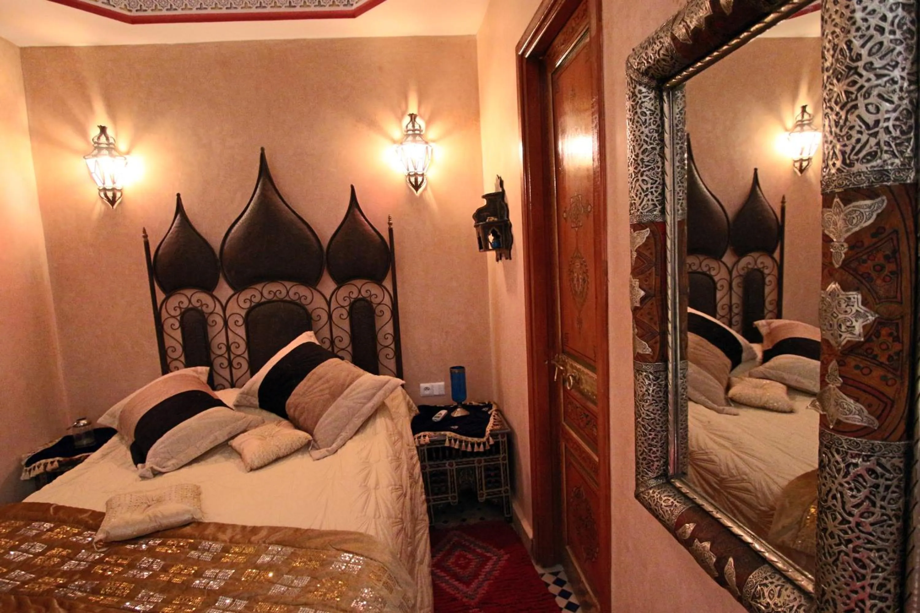 Photo of the whole room, Bed in RIAD MAKENE MOUCHKILL
