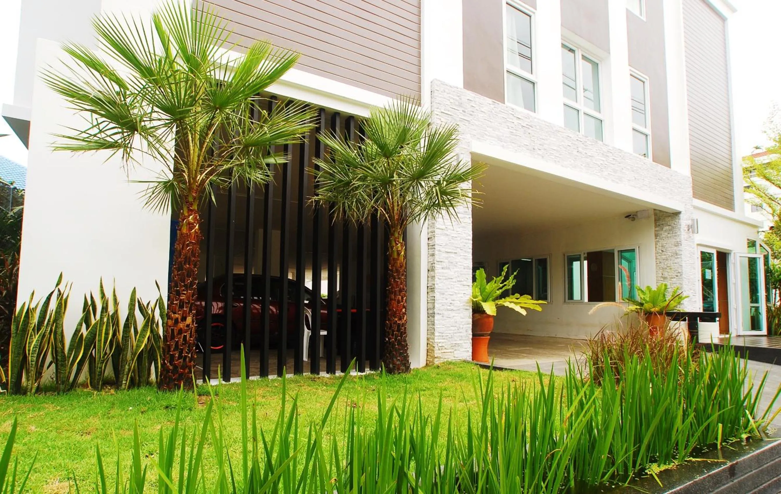 Facade/entrance in Riski Residence Ngamwongwan