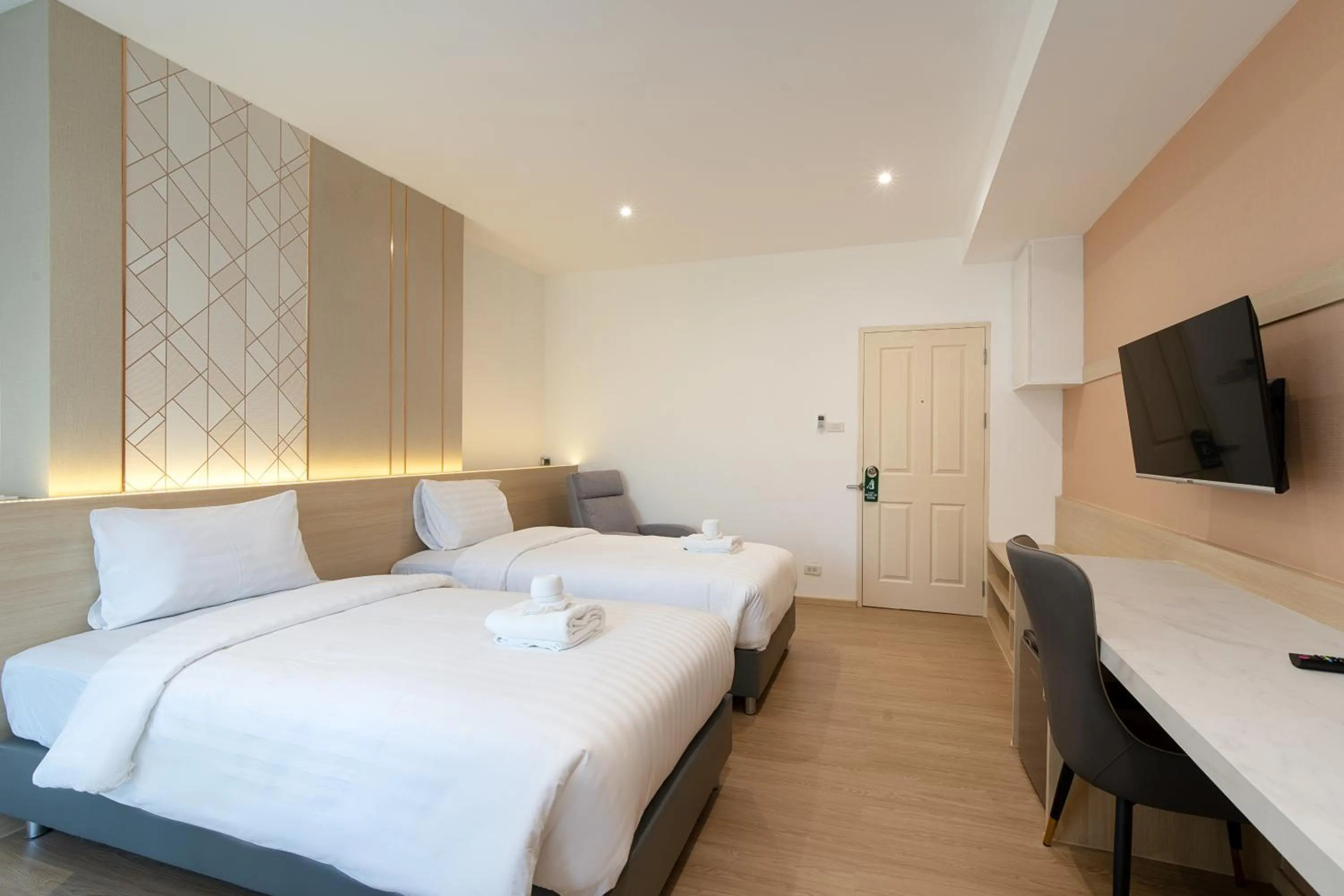 Photo of the whole room, Bed in Riski Residence Ngamwongwan