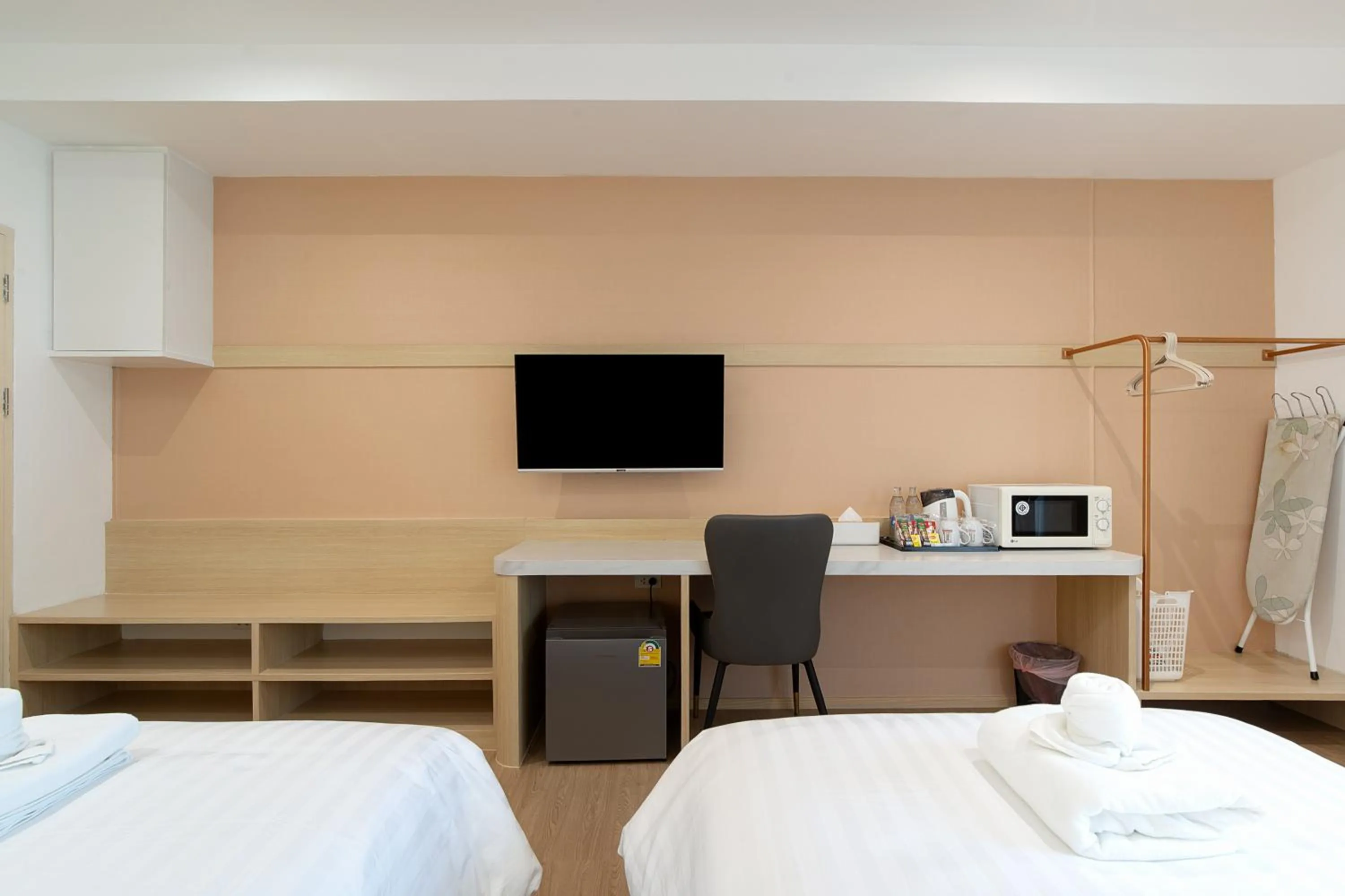 Photo of the whole room, Bed in Riski Residence Ngamwongwan