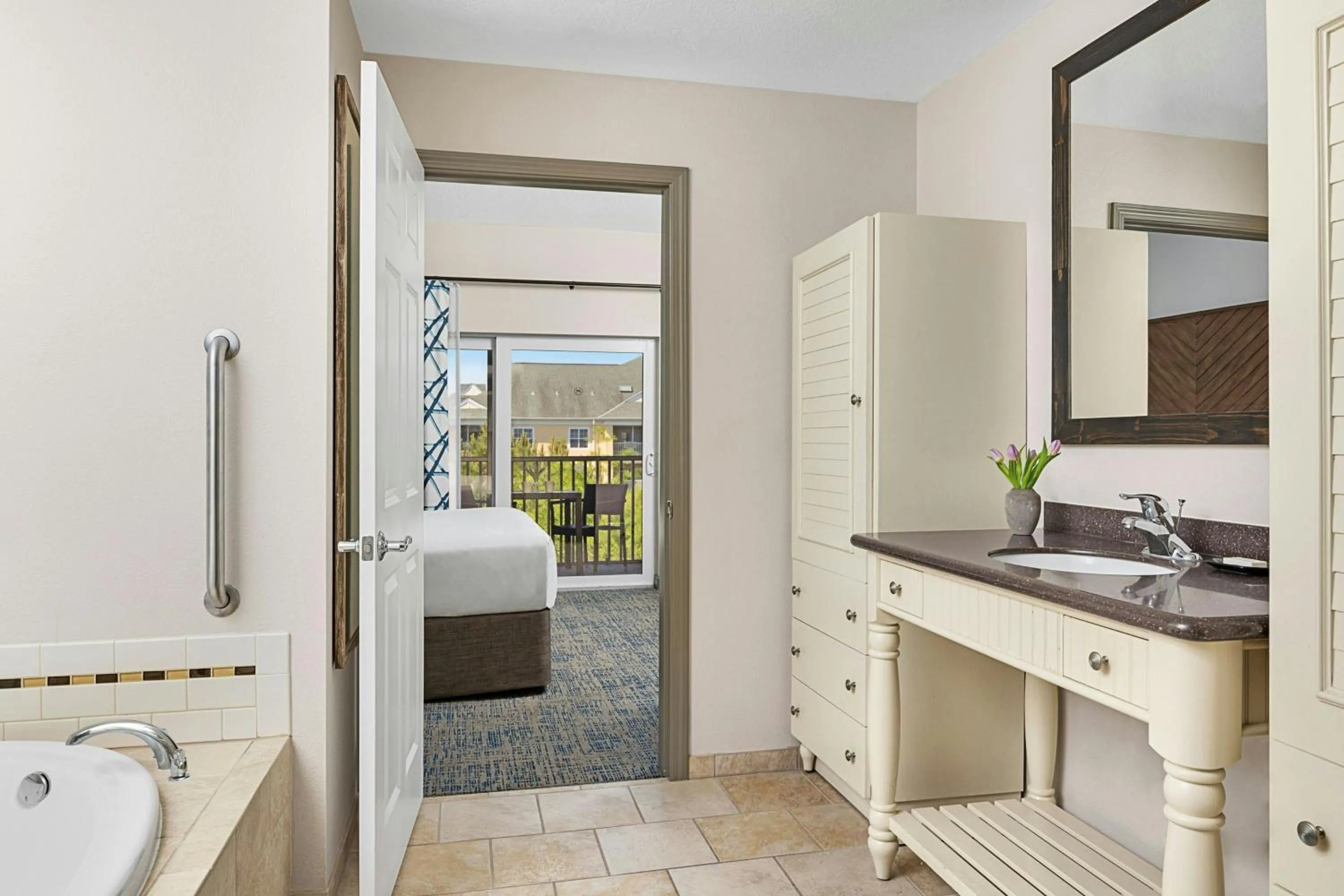 Bathroom, Bed in Sheraton Broadway Resort Villas