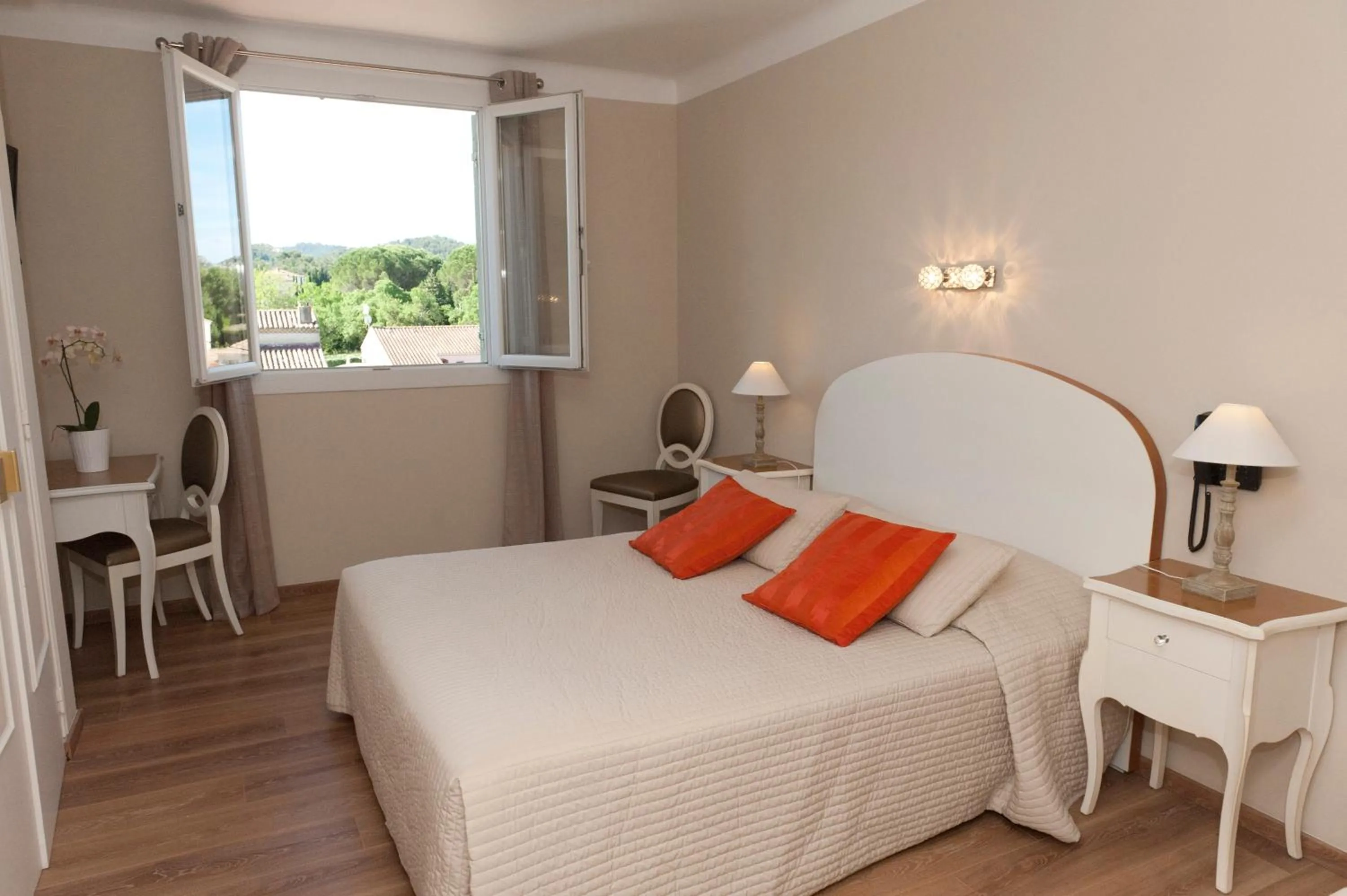 Photo of the whole room, Bed in Le Castelet des Alpilles