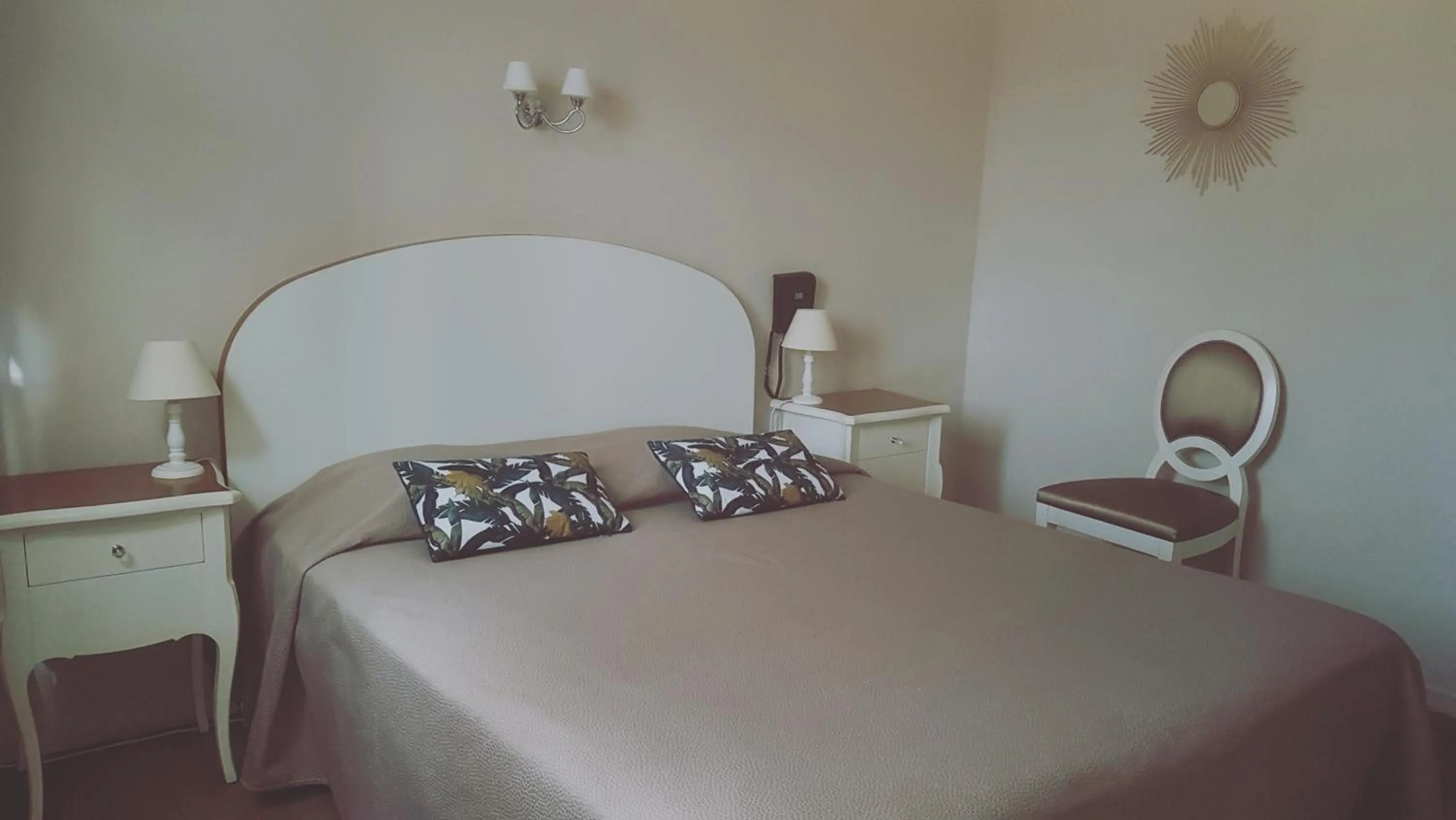 Photo of the whole room, Bed in Le Castelet des Alpilles