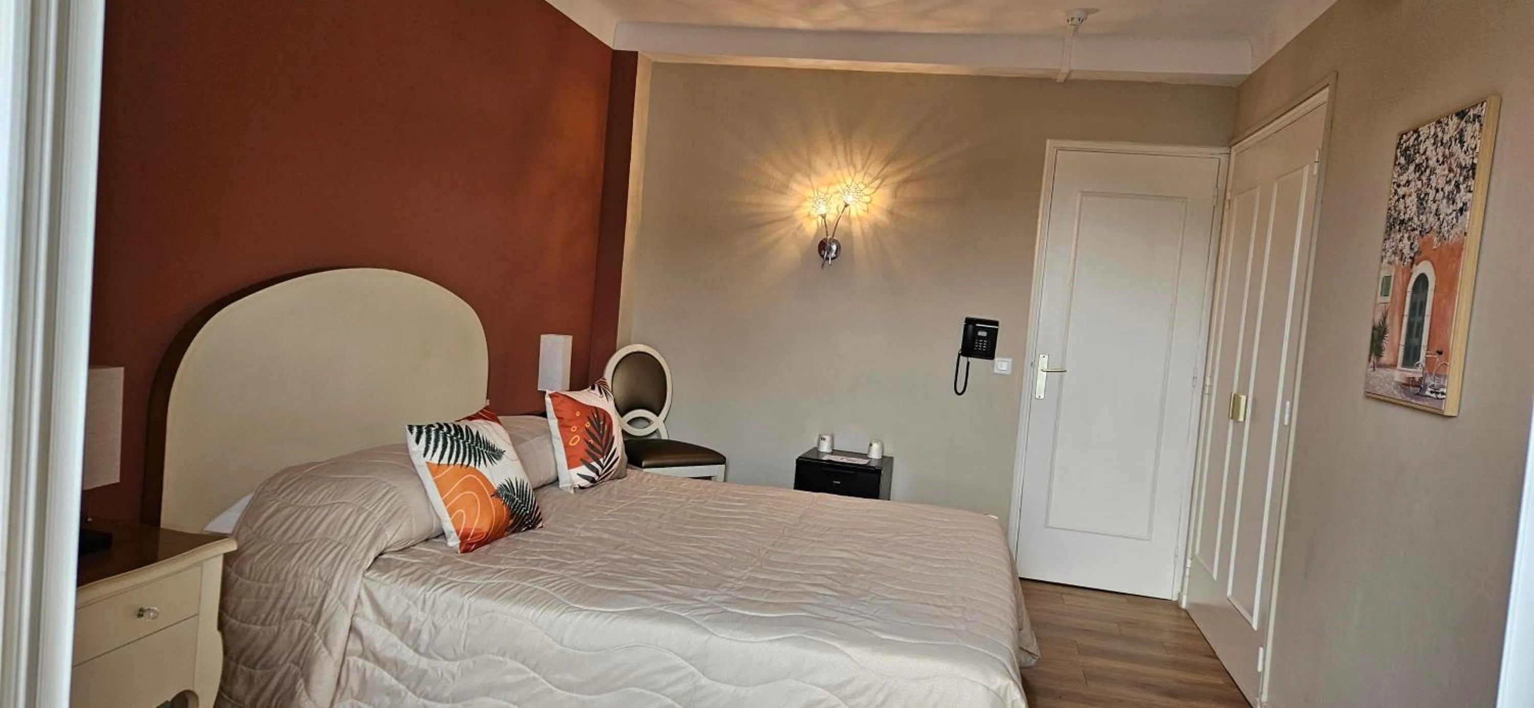 Photo of the whole room, Bed in Le Castelet des Alpilles