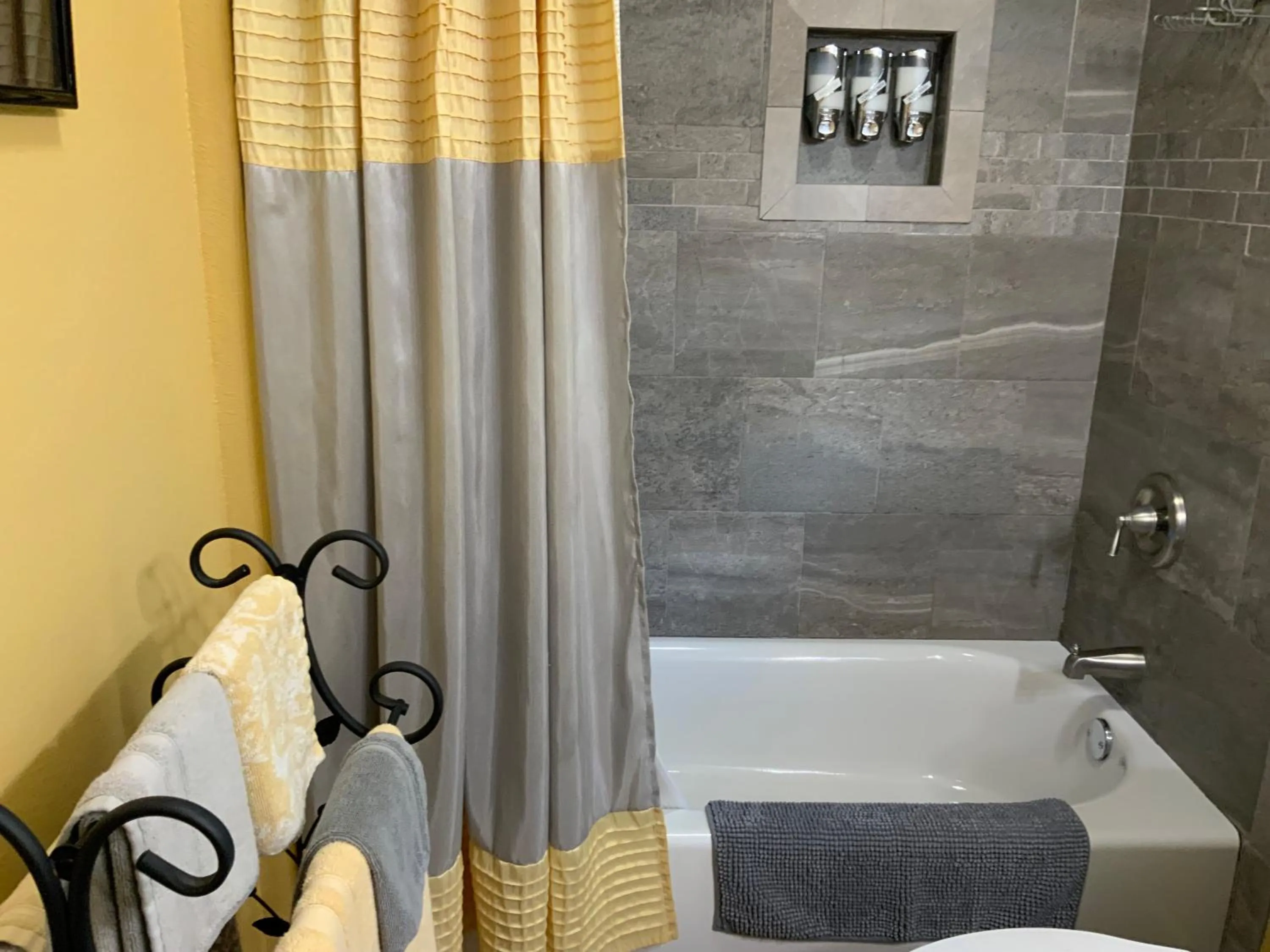 Shower in Kilauea House