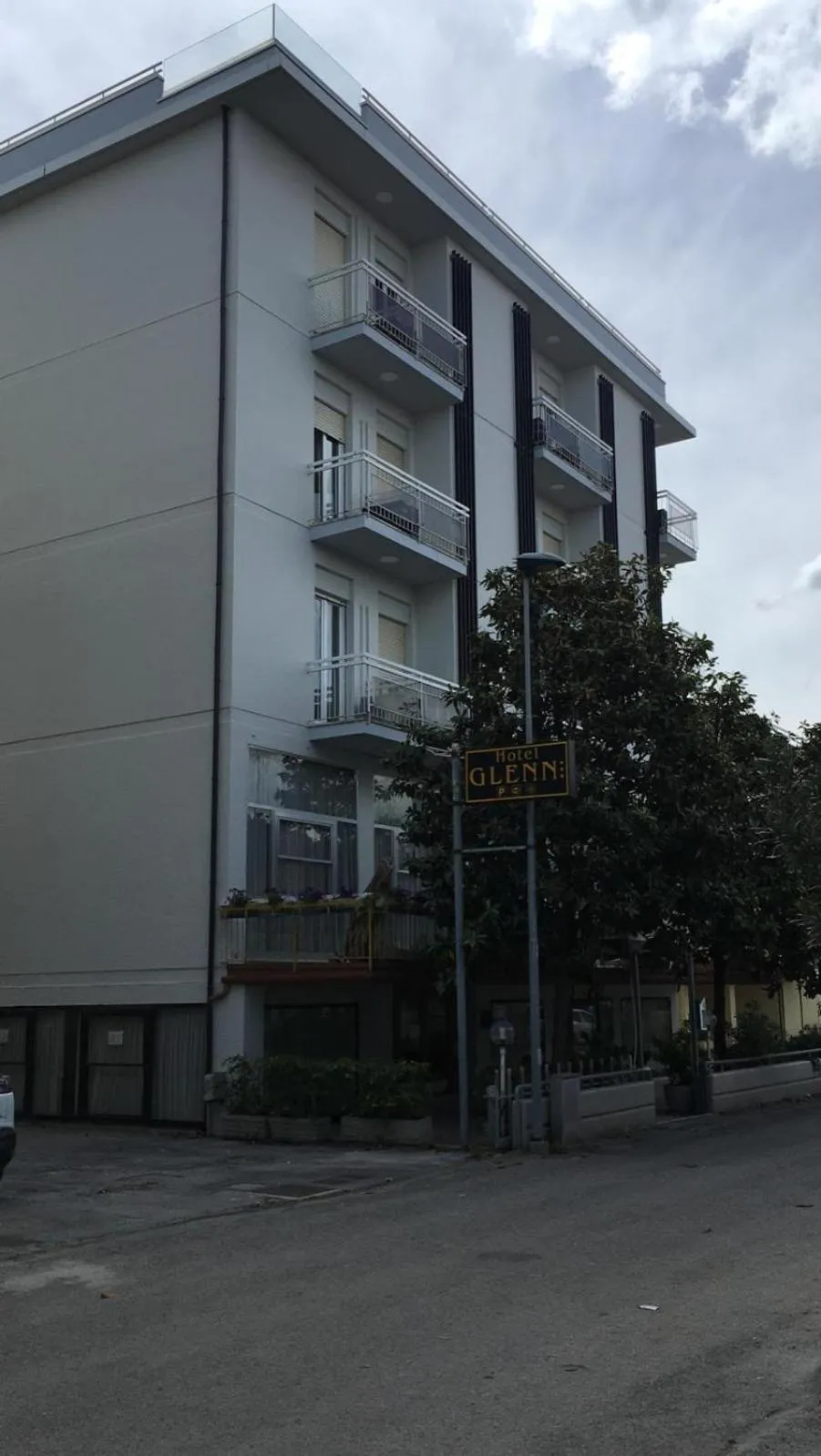 Property building in Hotel Glenn