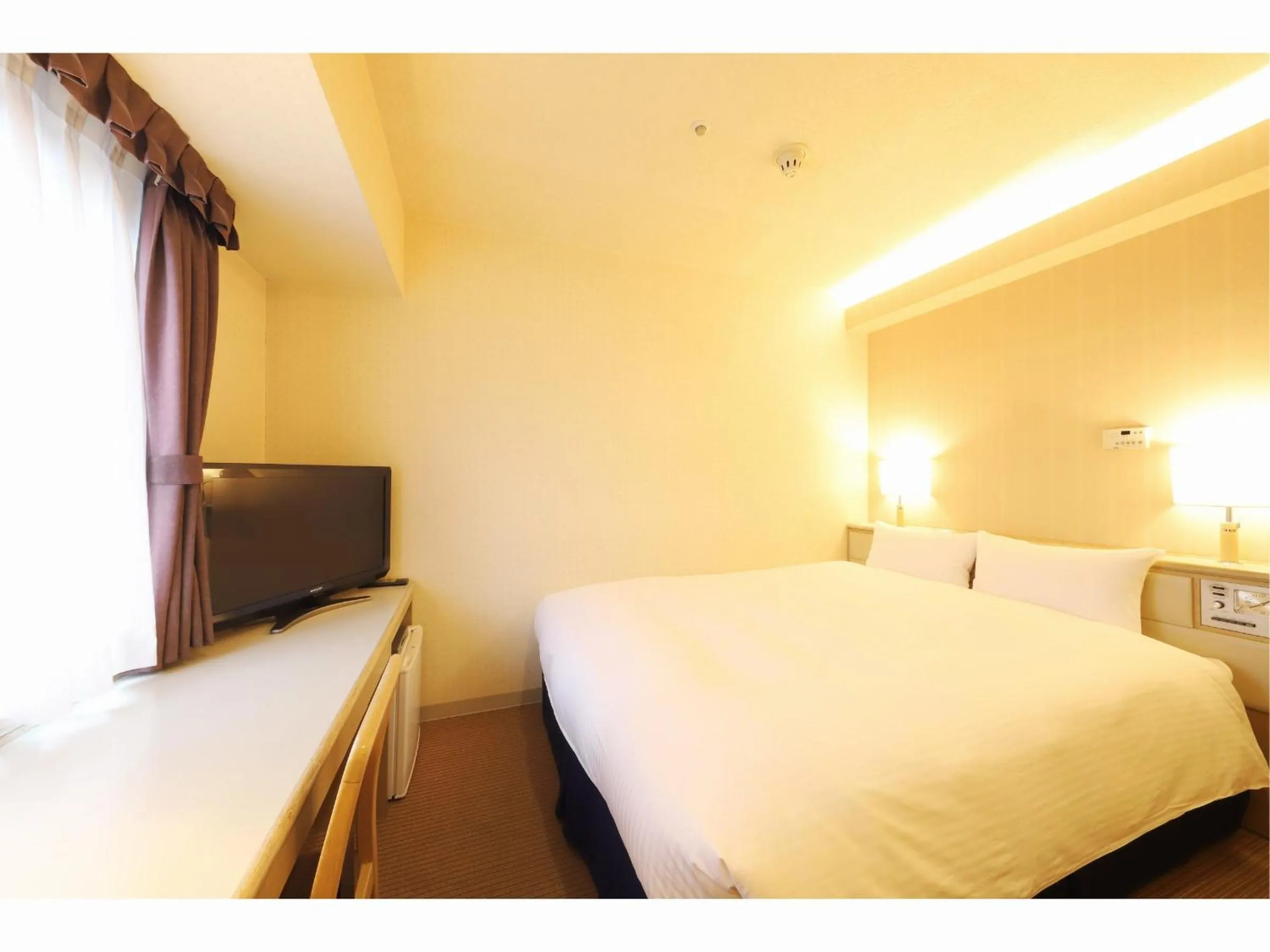 Photo of the whole room, Bed in Shin-Yokohama Kokusai Hotel