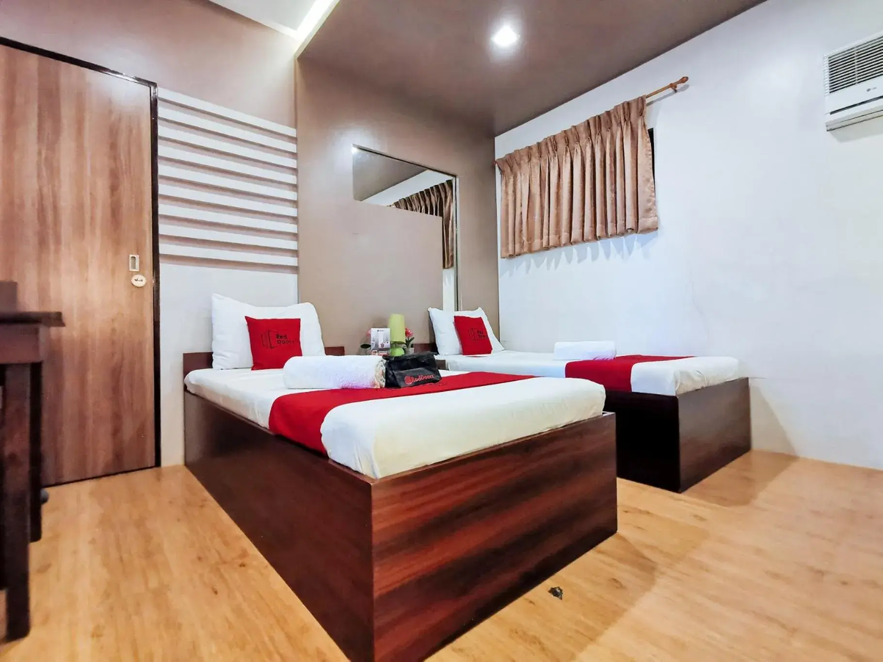 Standard Twin Room in RedDoorz Plus near Robinsons Place Gensan Standard Twin Room in RedDoorz Plus near Robinsons Place Gensan