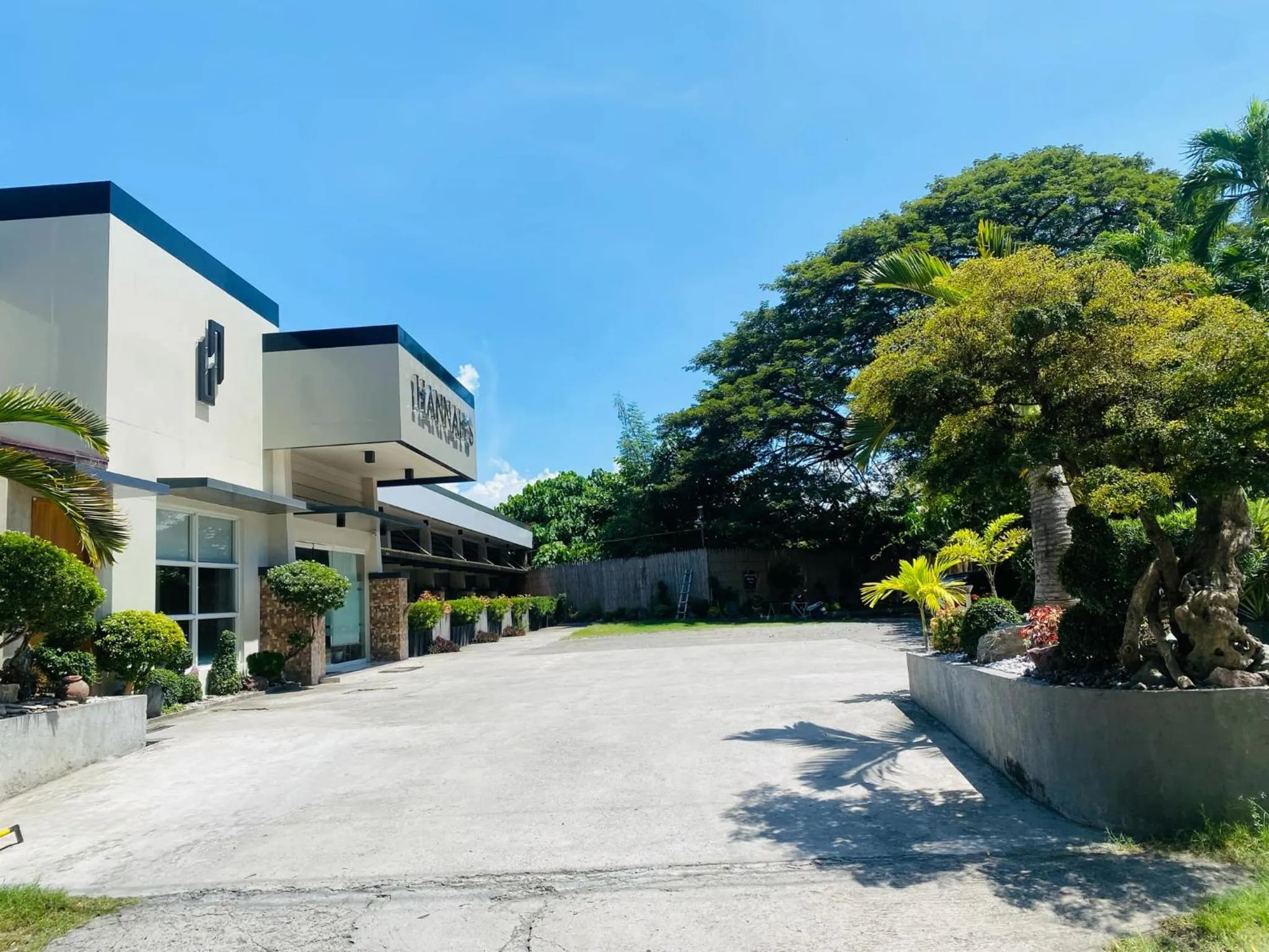 Facade/entrance in RedDoorz Plus near Robinsons Place Gensan