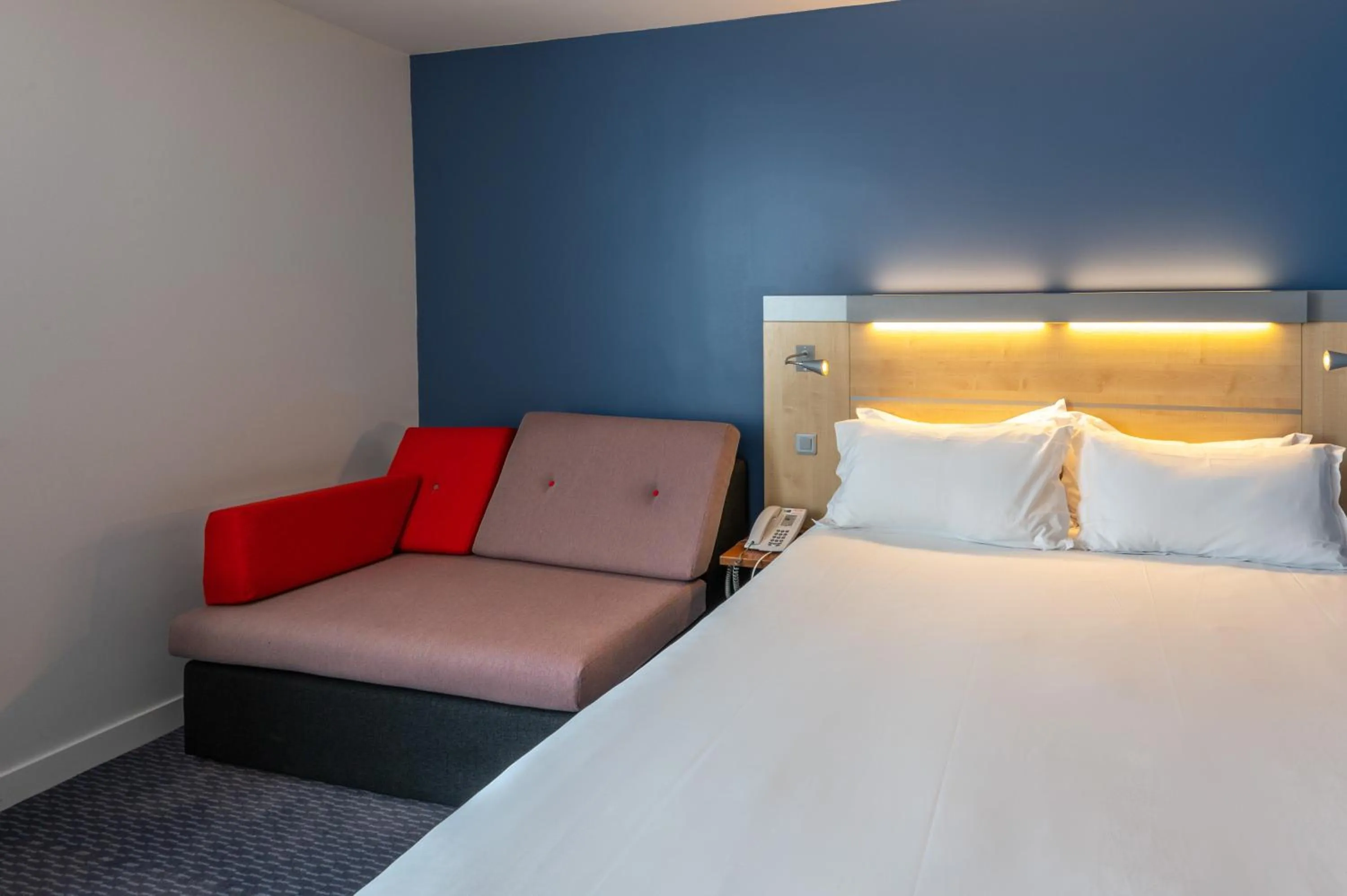 Photo of the whole room, Bed in Holiday Inn Express Saint-Nazaire by IHG
