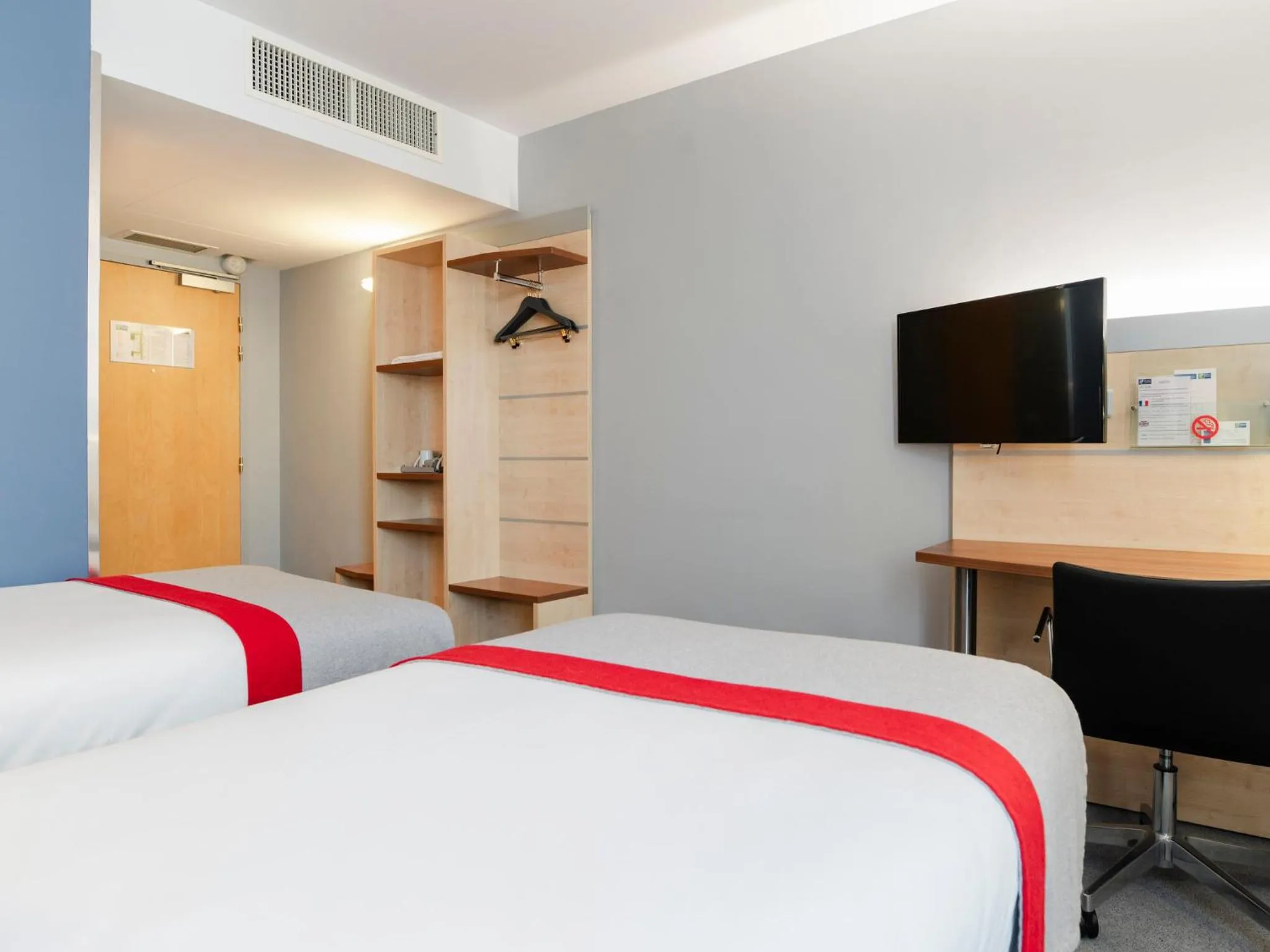 Photo of the whole room, Bed in Holiday Inn Express Saint-Nazaire by IHG
