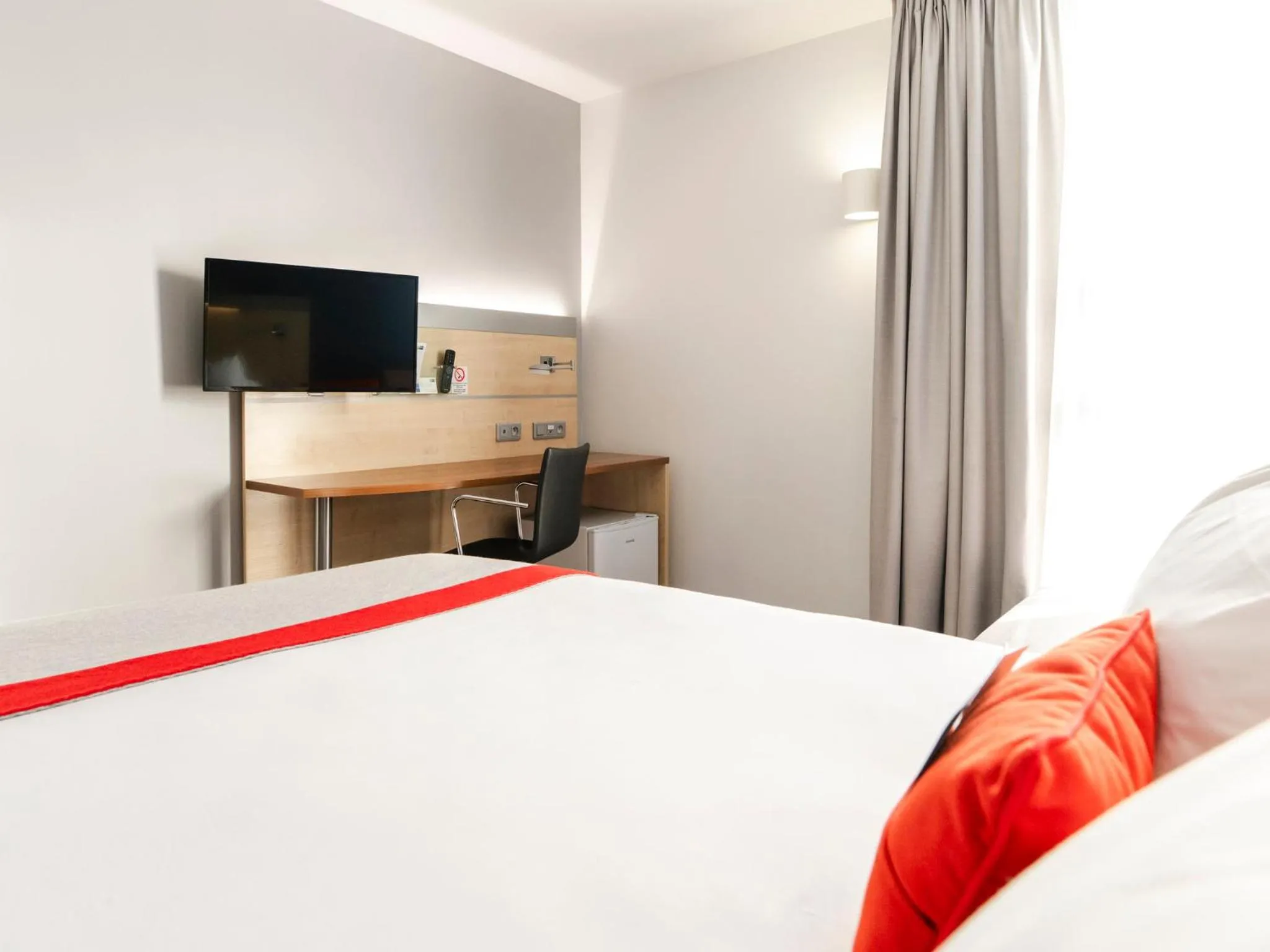 Photo of the whole room, Bed in Holiday Inn Express Saint-Nazaire by IHG