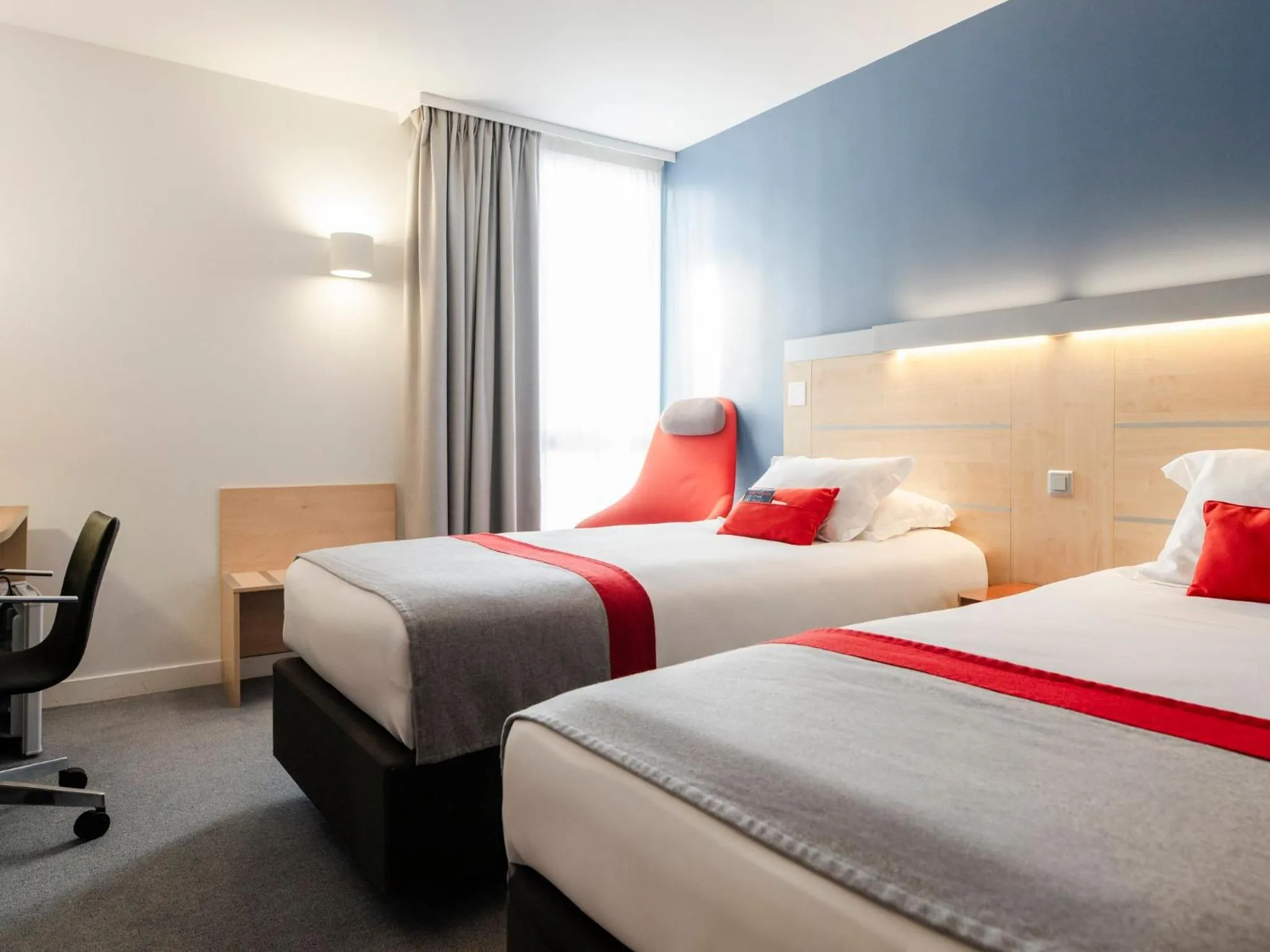 Photo of the whole room, Bed in Holiday Inn Express Saint-Nazaire by IHG
