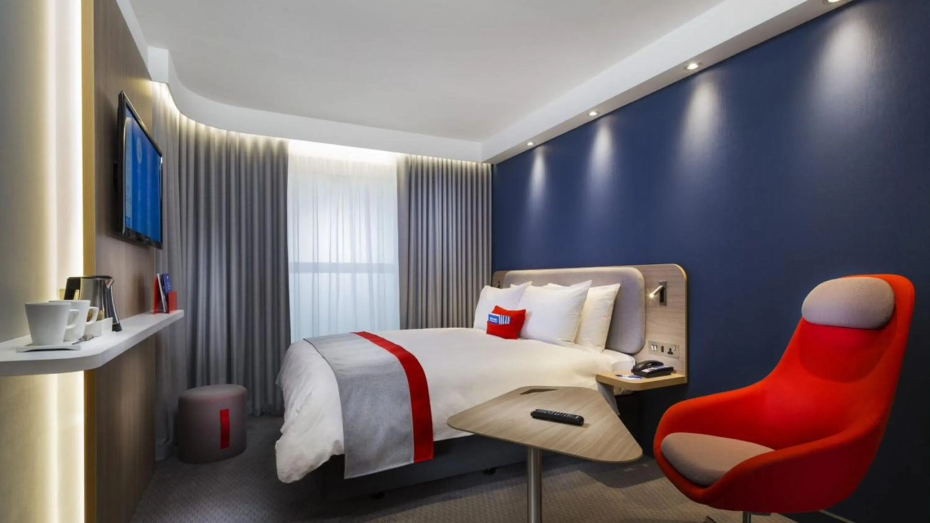 Bed in Holiday Inn Express Saint-Nazaire by IHG