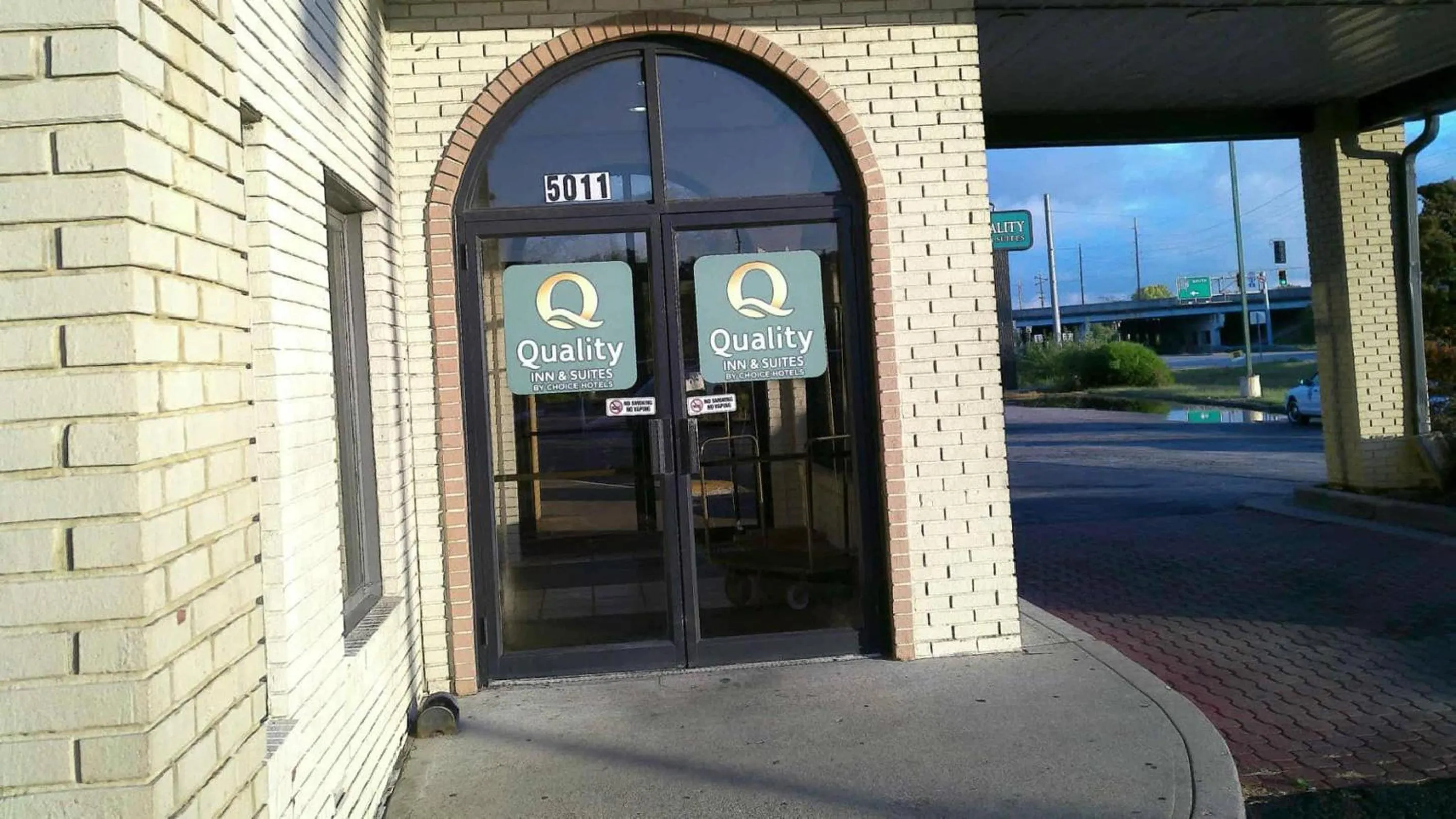 Property building in Quality Inn & Suites Indianapolis Northwest