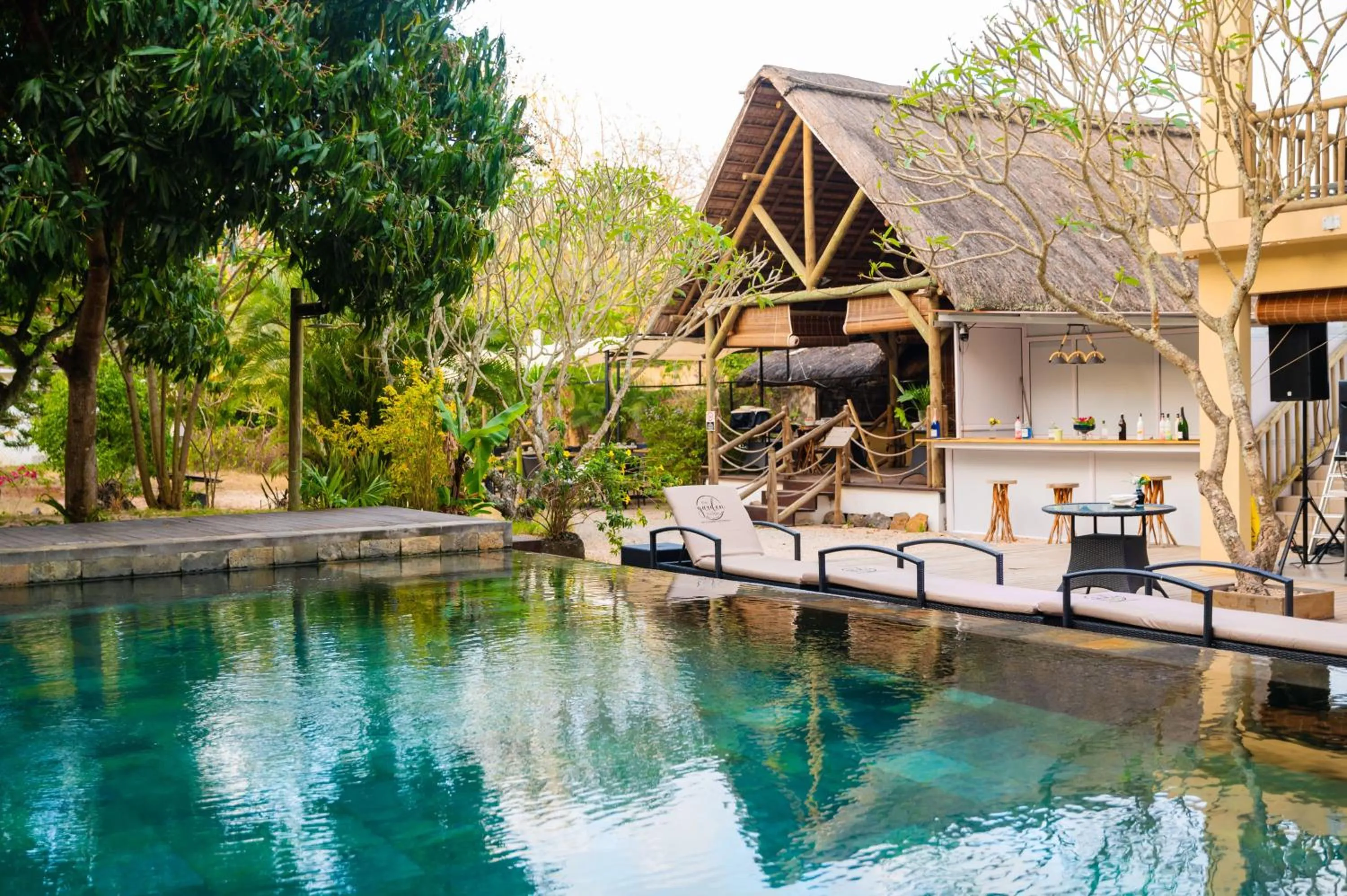 Lounge or bar in The Garden Lodge Pereybere - Piscine & Jardin