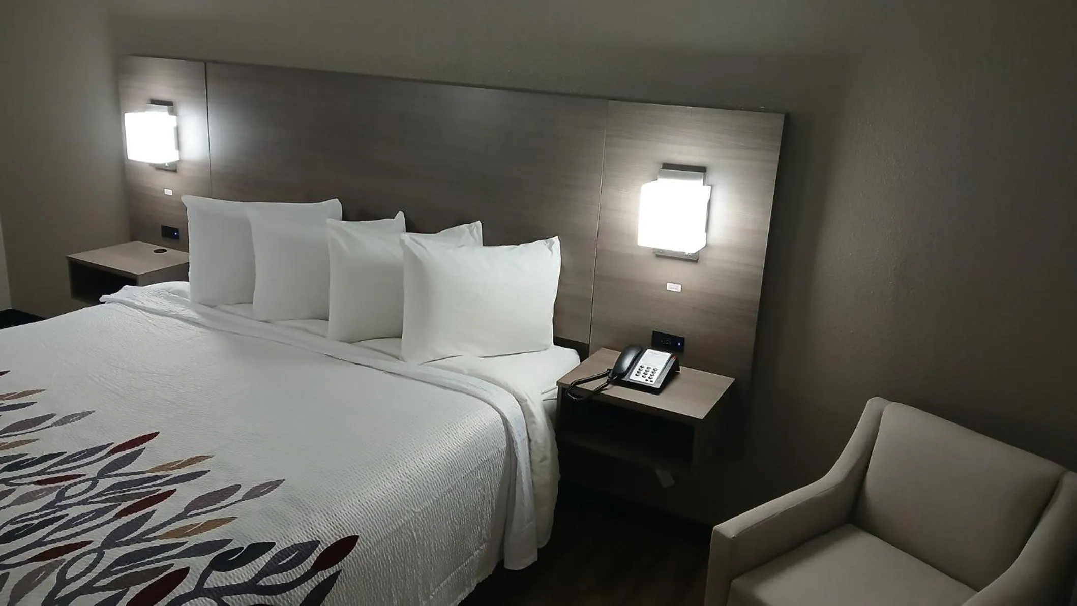 Photo of the whole room, Bed in Red Roof Inn Alexandria, LA