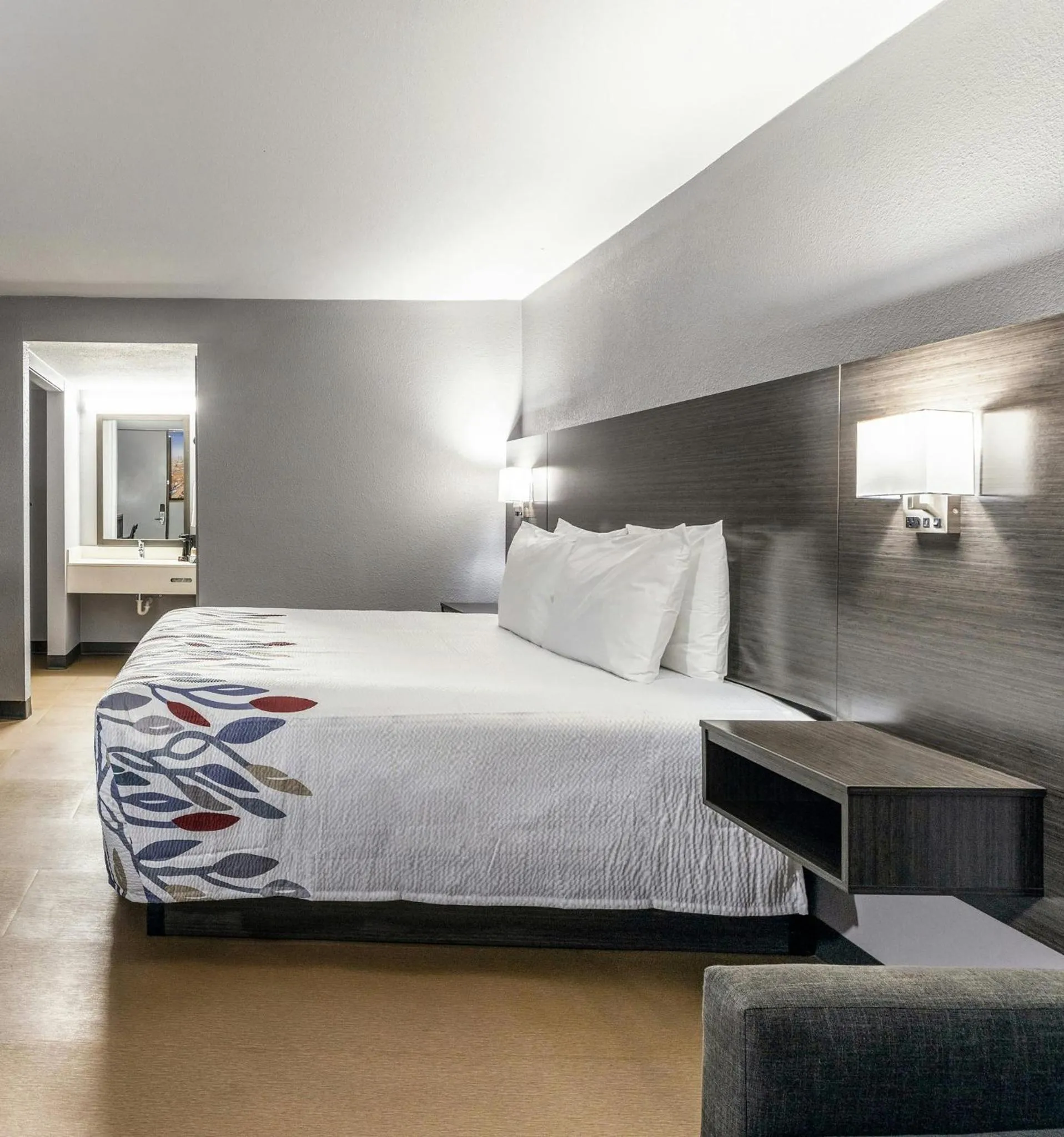 Photo of the whole room, Bed in Red Roof Inn Alexandria, LA