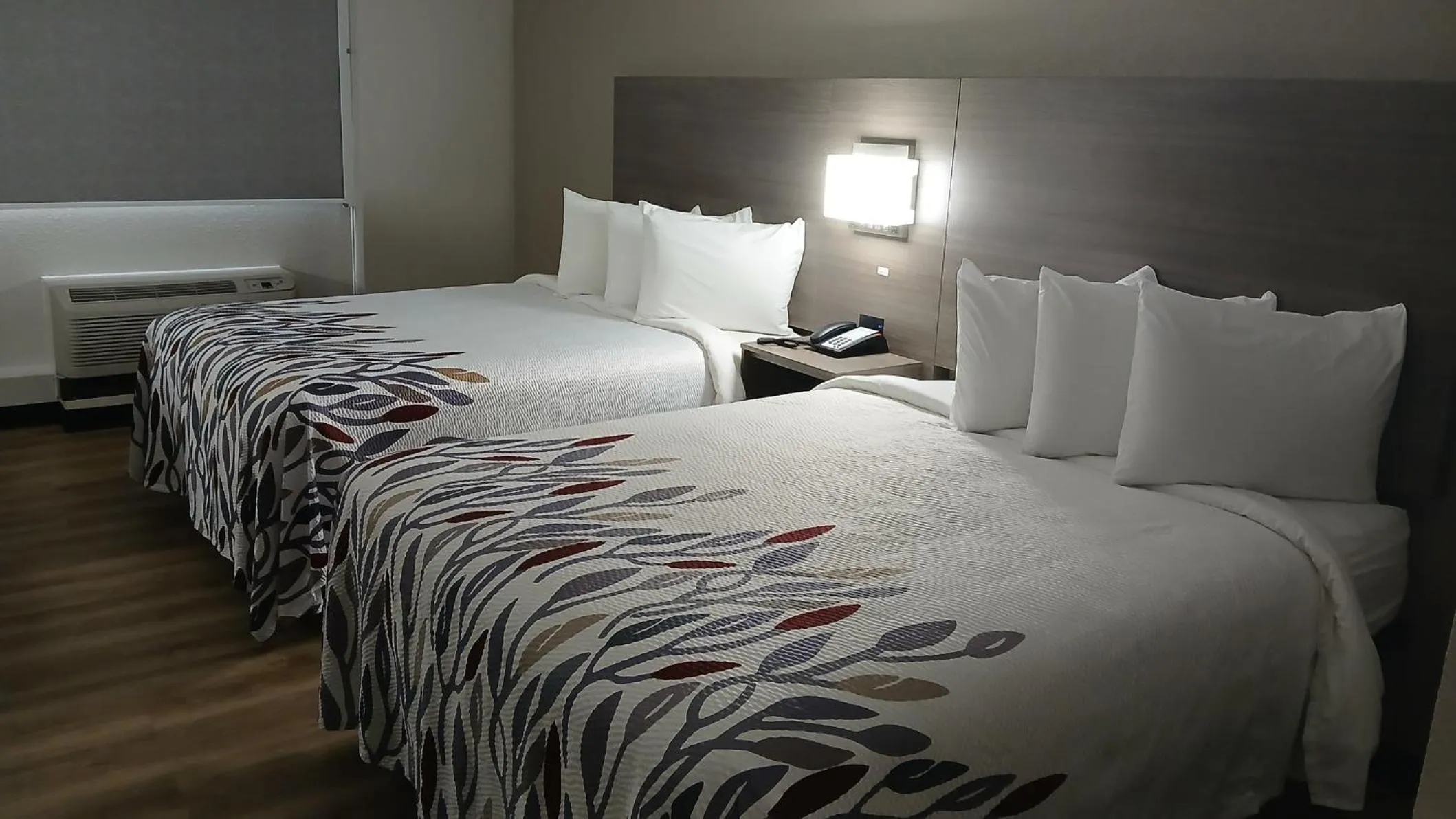 Photo of the whole room, Bed in Red Roof Inn Alexandria, LA