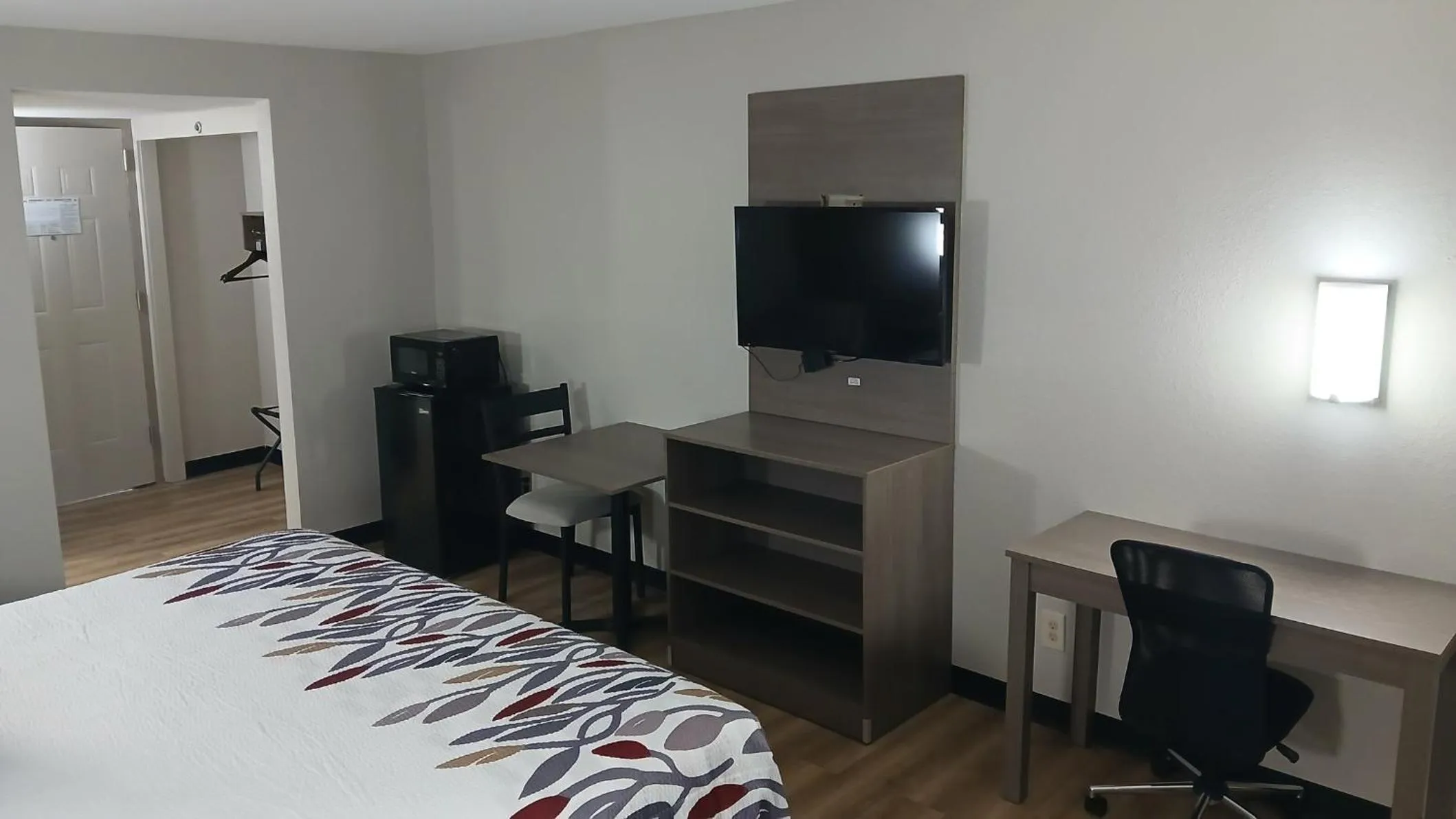 Photo of the whole room, Bed in Red Roof Inn Alexandria, LA