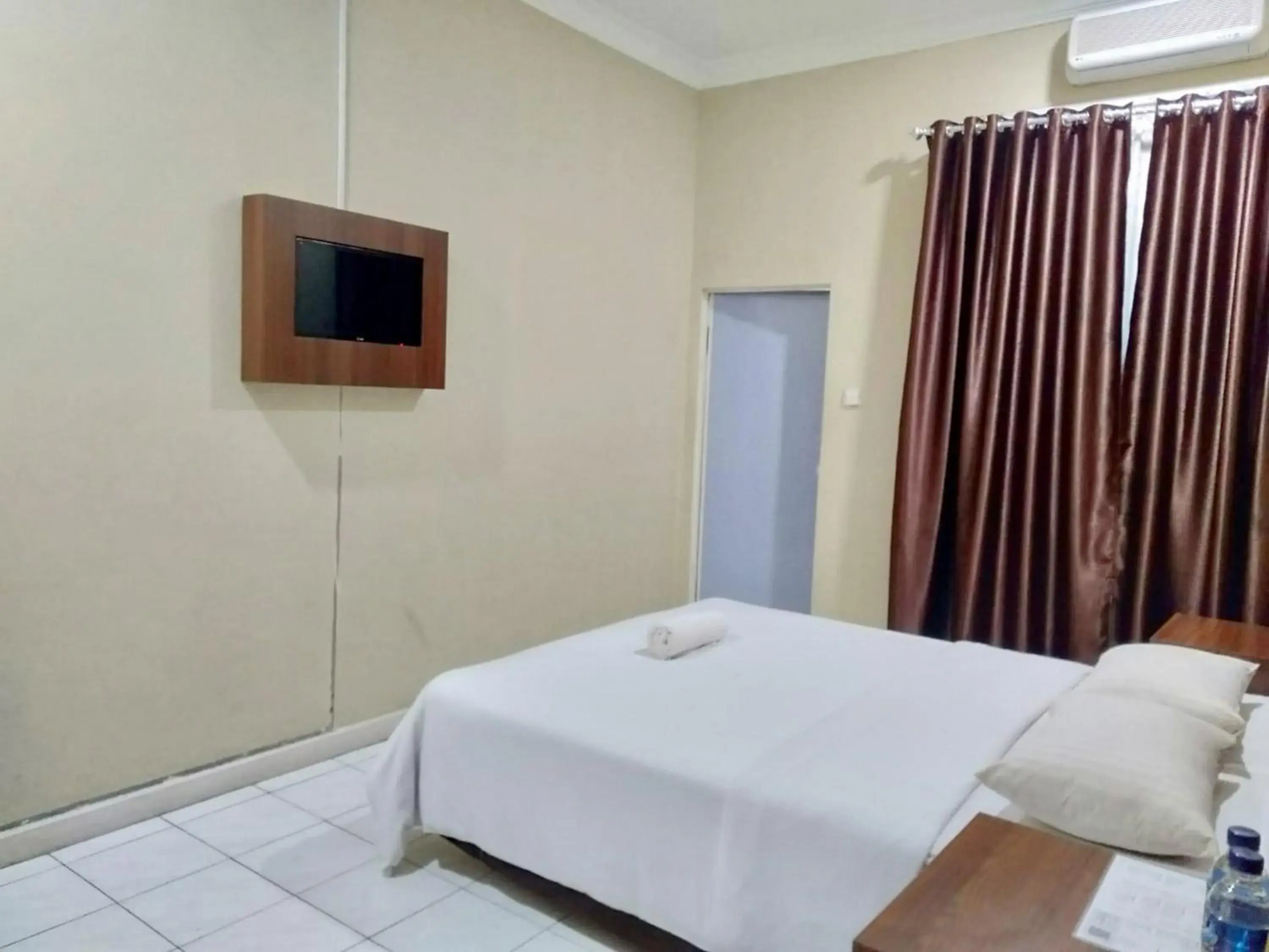 Standard Double Room in Hotel Shafira Pariaman Syariah Mitra RedDoorz Standard Double Room in Hotel Shafira Pariaman Syariah Mitra RedDoorz