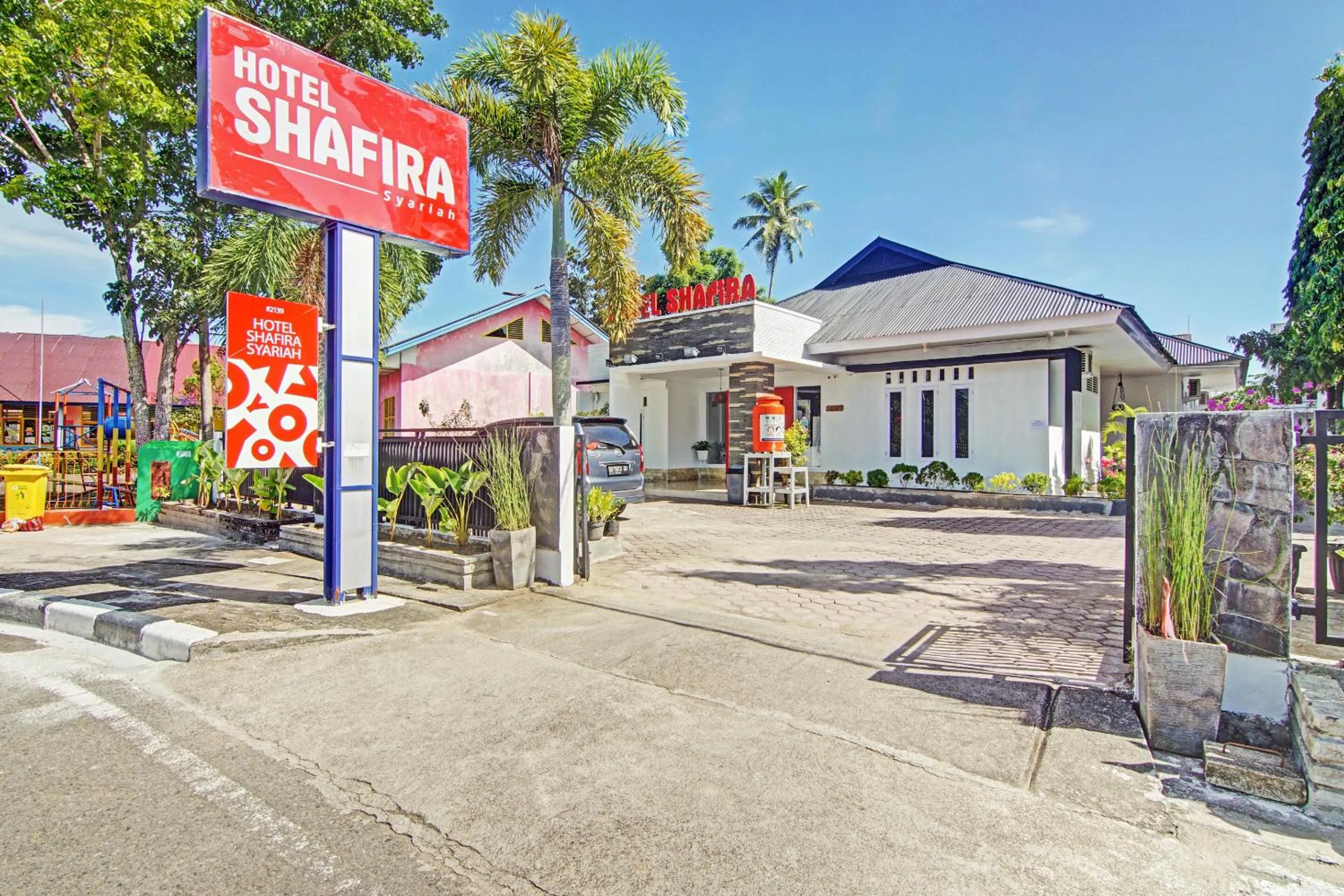 Facade/entrance in Hotel Shafira Pariaman Syariah Mitra RedDoorz