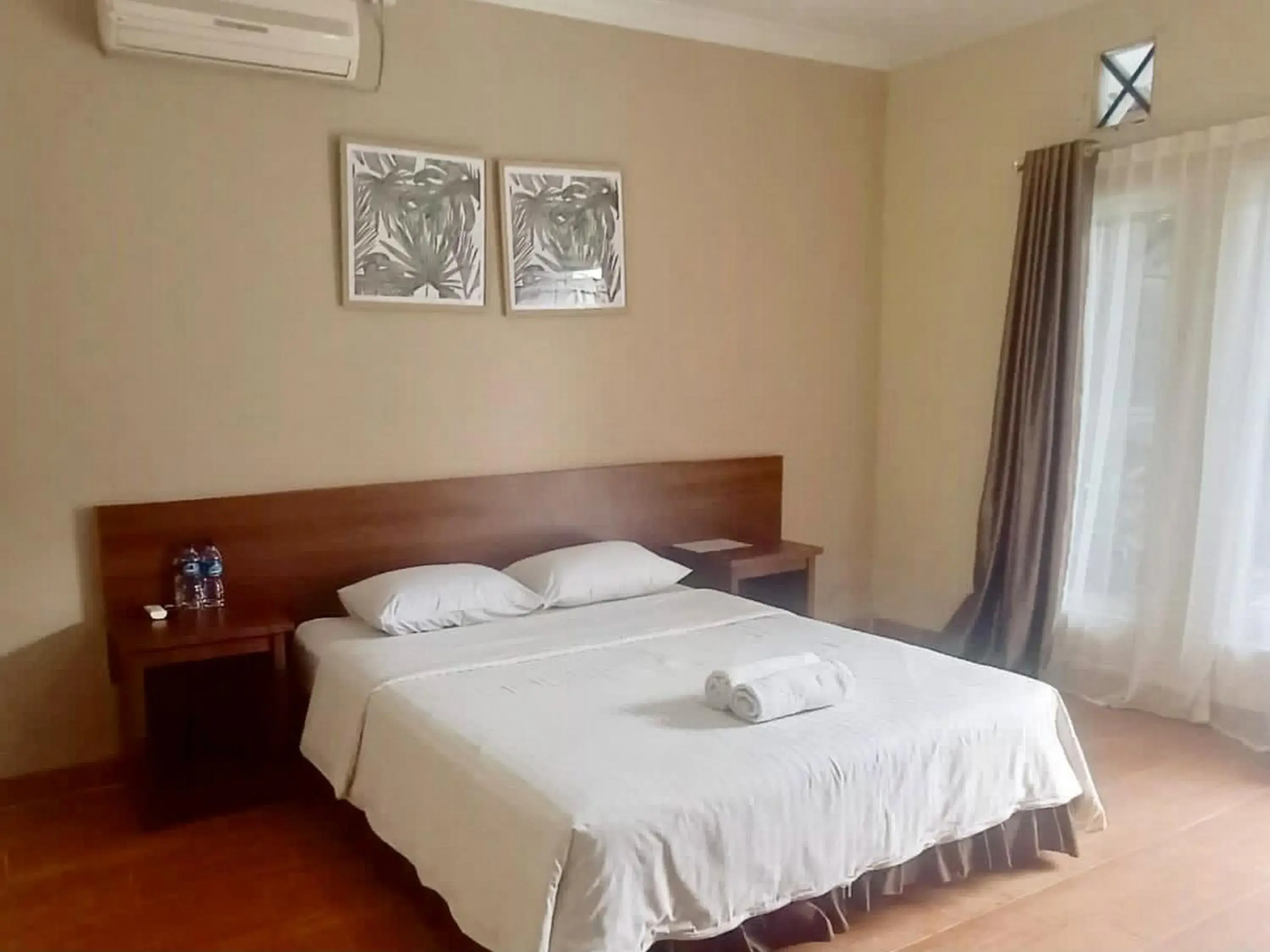 Deluxe Double Room in Hotel Shafira Pariaman Syariah Mitra RedDoorz Deluxe Double Room in Hotel Shafira Pariaman Syariah Mitra RedDoorz