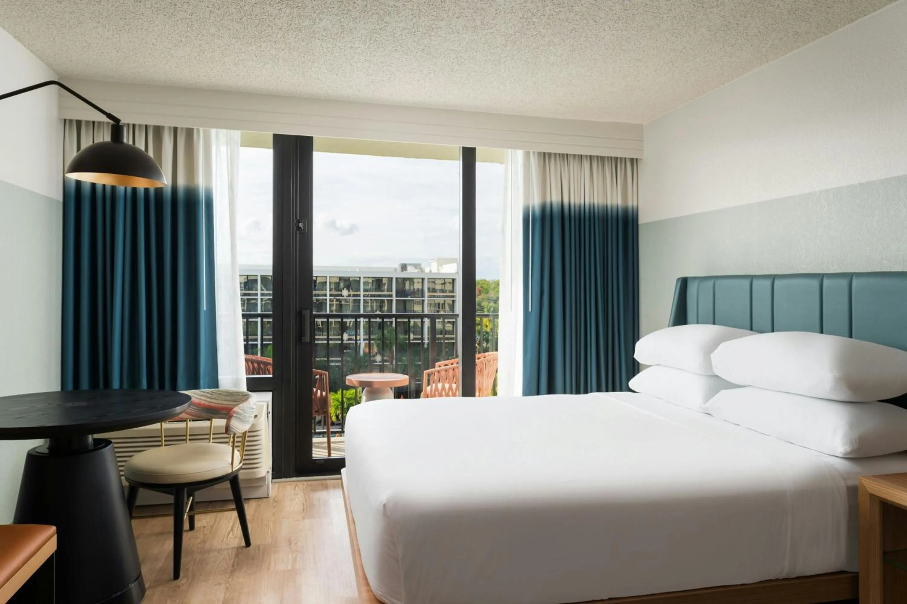 Swimming pool, Bed in Sheraton Orlando Lake Buena Vista Resort