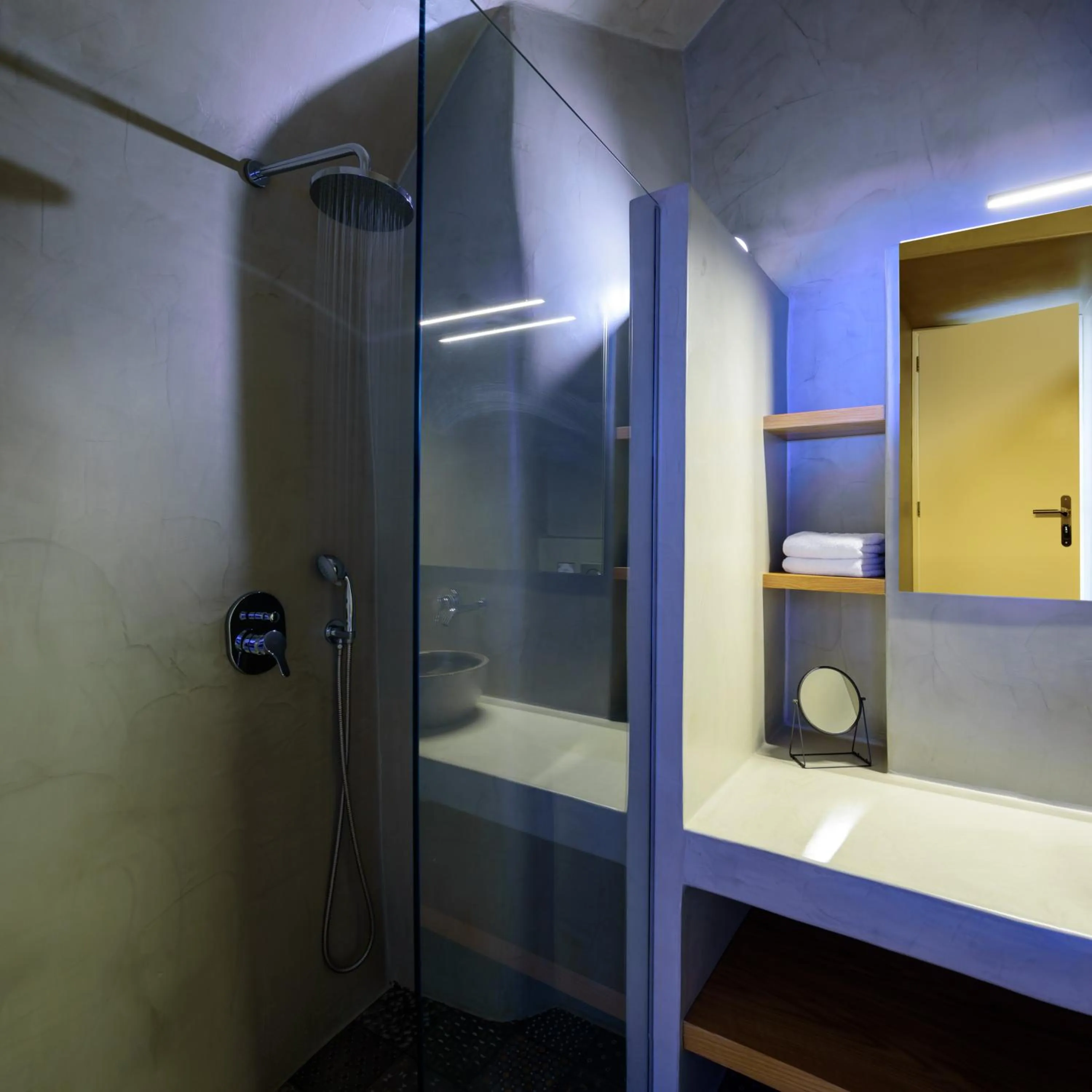 Shower in Keti Hotel