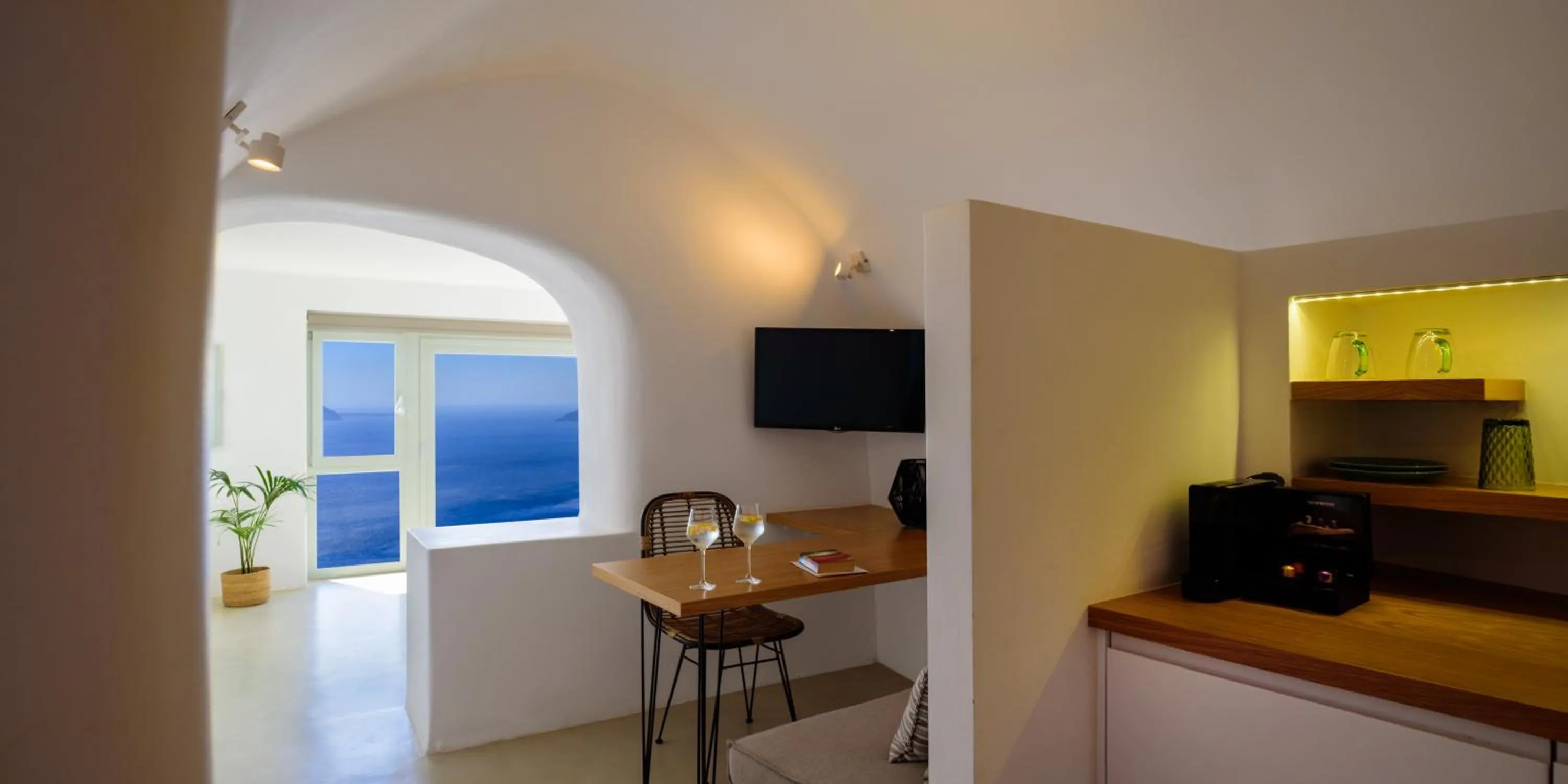 Coffee/tea facilities in Keti Hotel