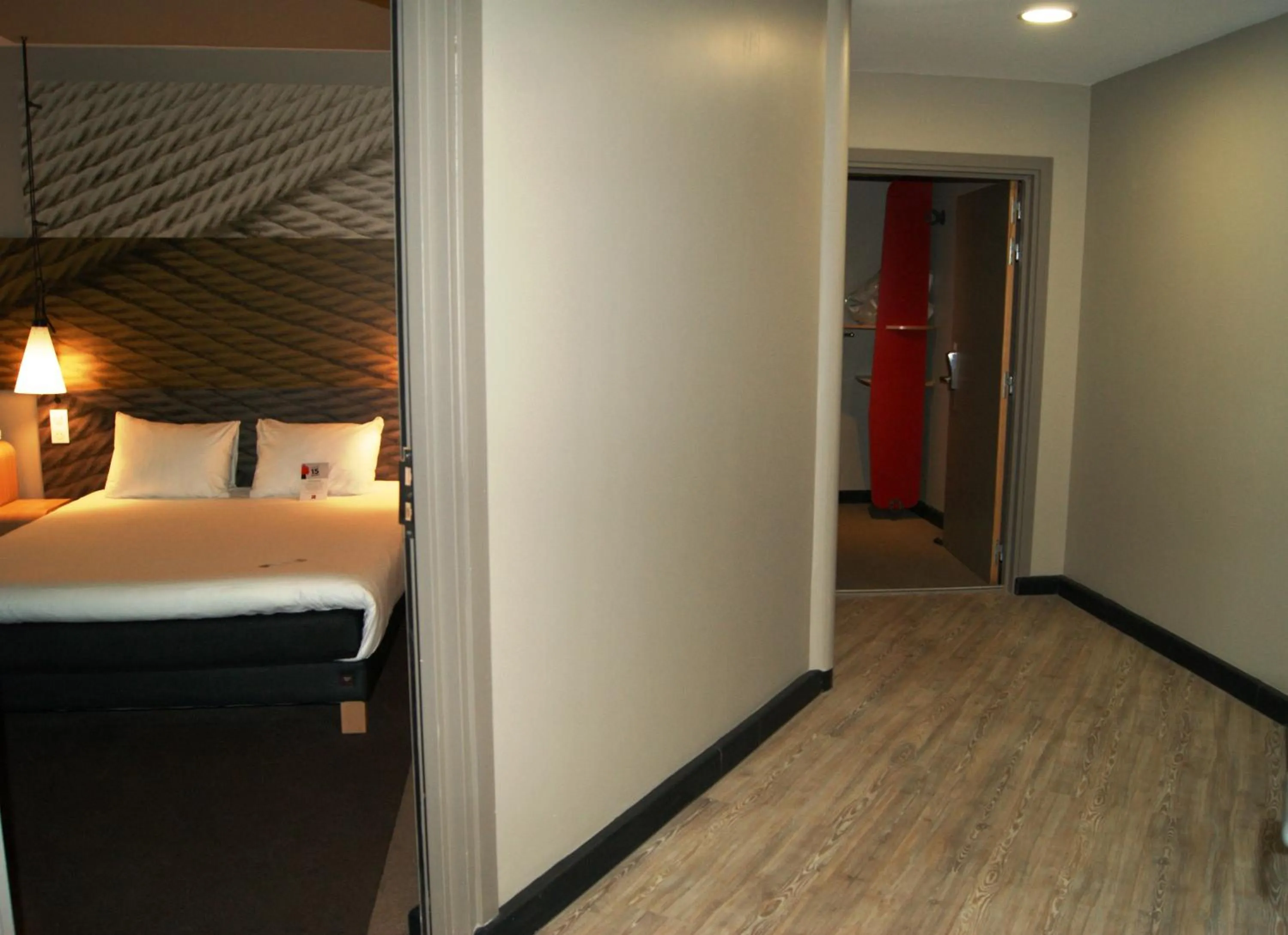 People, Bed in ibis Saint-Malo Madeleine