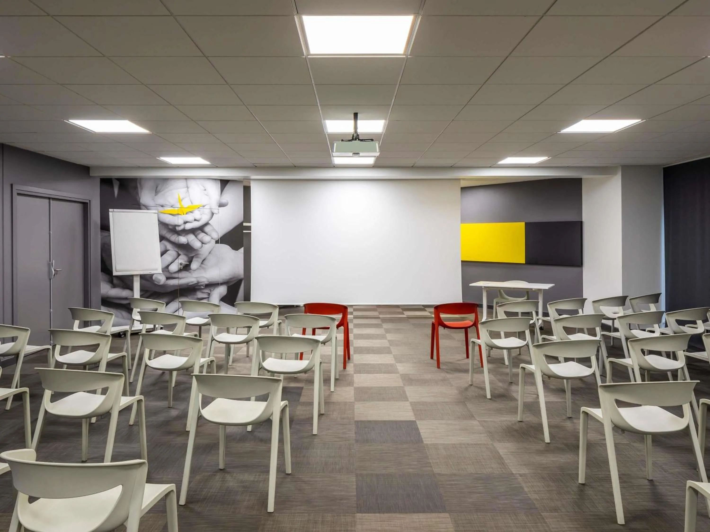 Meeting/conference room in ibis Saint-Malo Madeleine