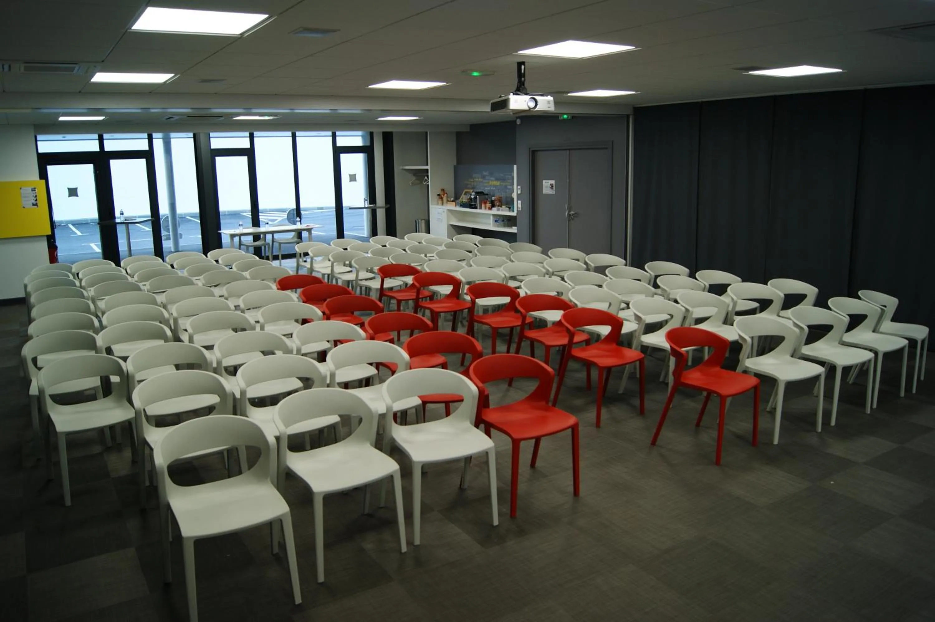 Meeting/conference room in ibis Saint-Malo Madeleine