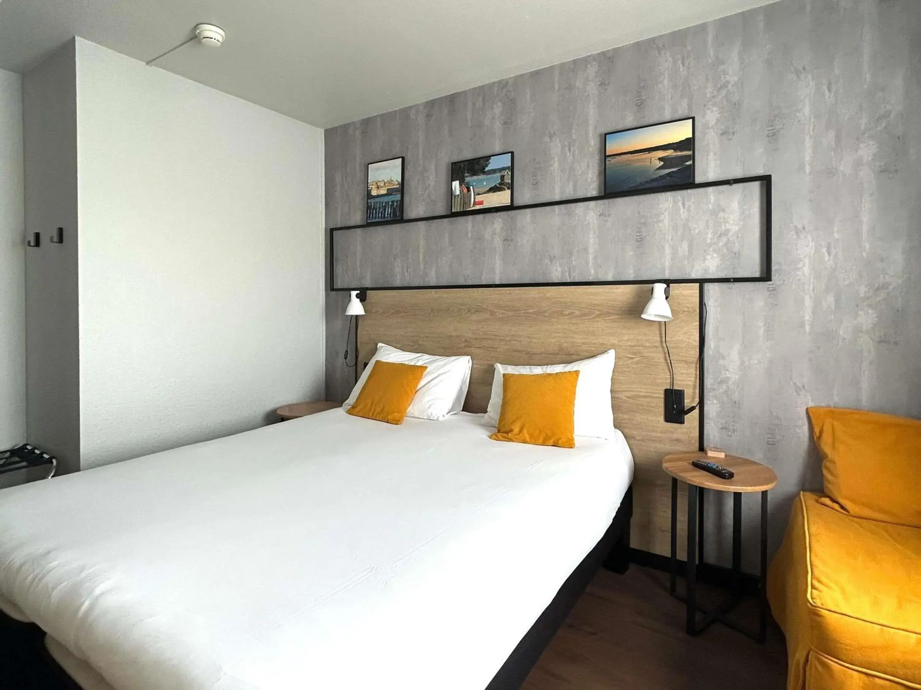 Triple Room with One Double Bed and One Single Bed in ibis Saint-Malo Madeleine Triple Room with One Double Bed and One Single Bed in ibis Saint-Malo Madeleine