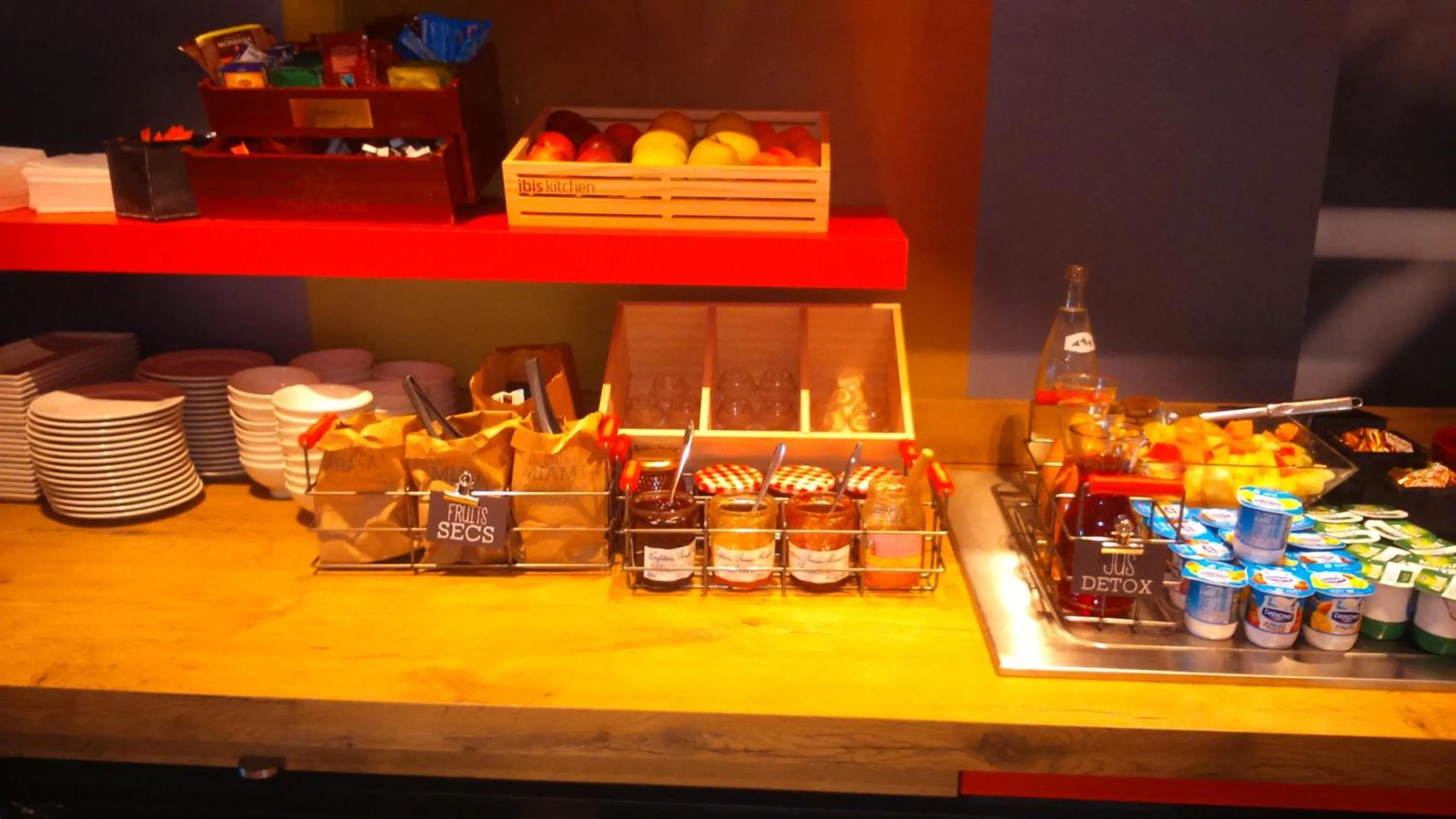 American breakfast in ibis Saint-Malo Madeleine