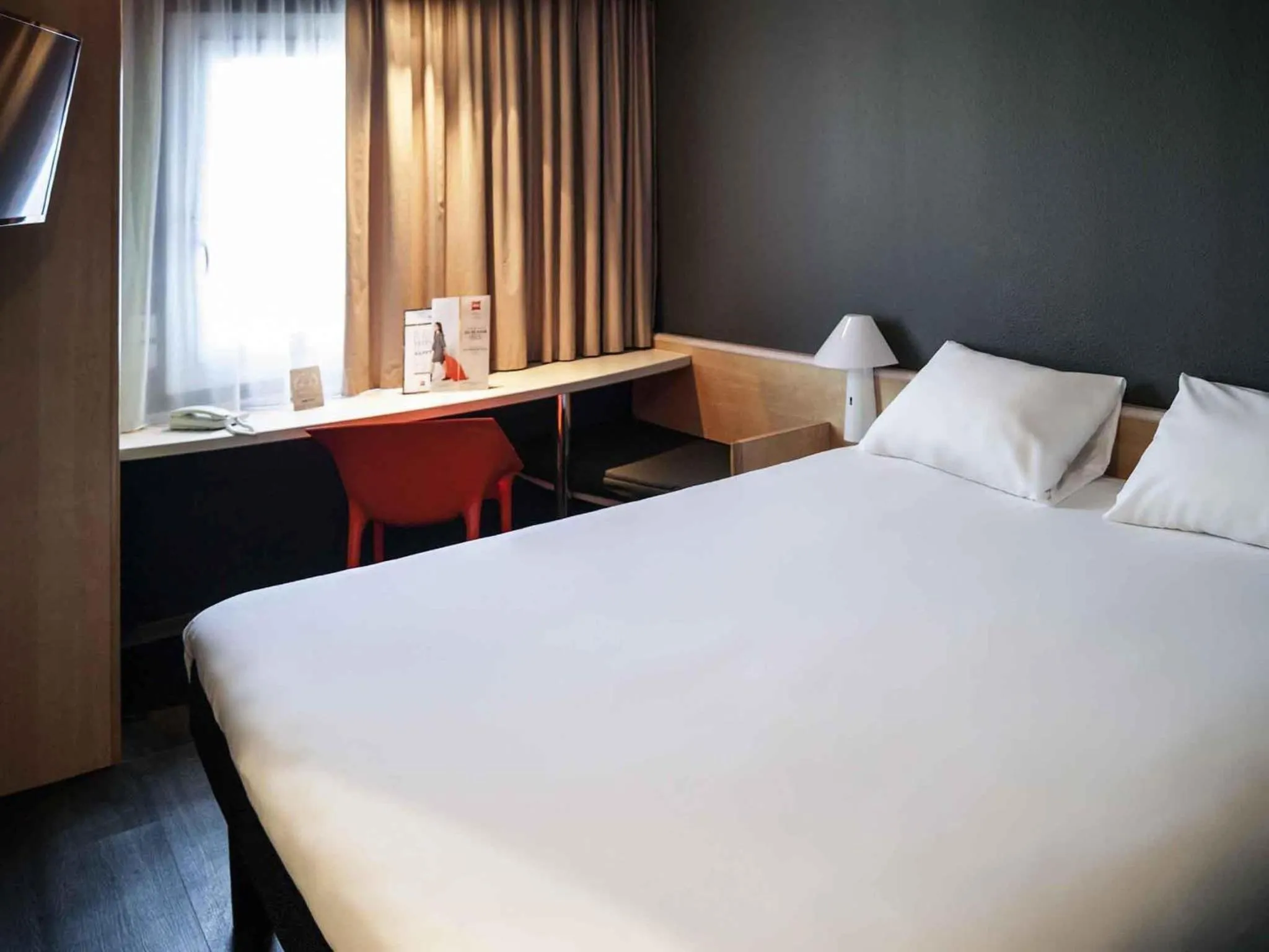 Bedroom, Bed in ibis Saint-Malo Madeleine