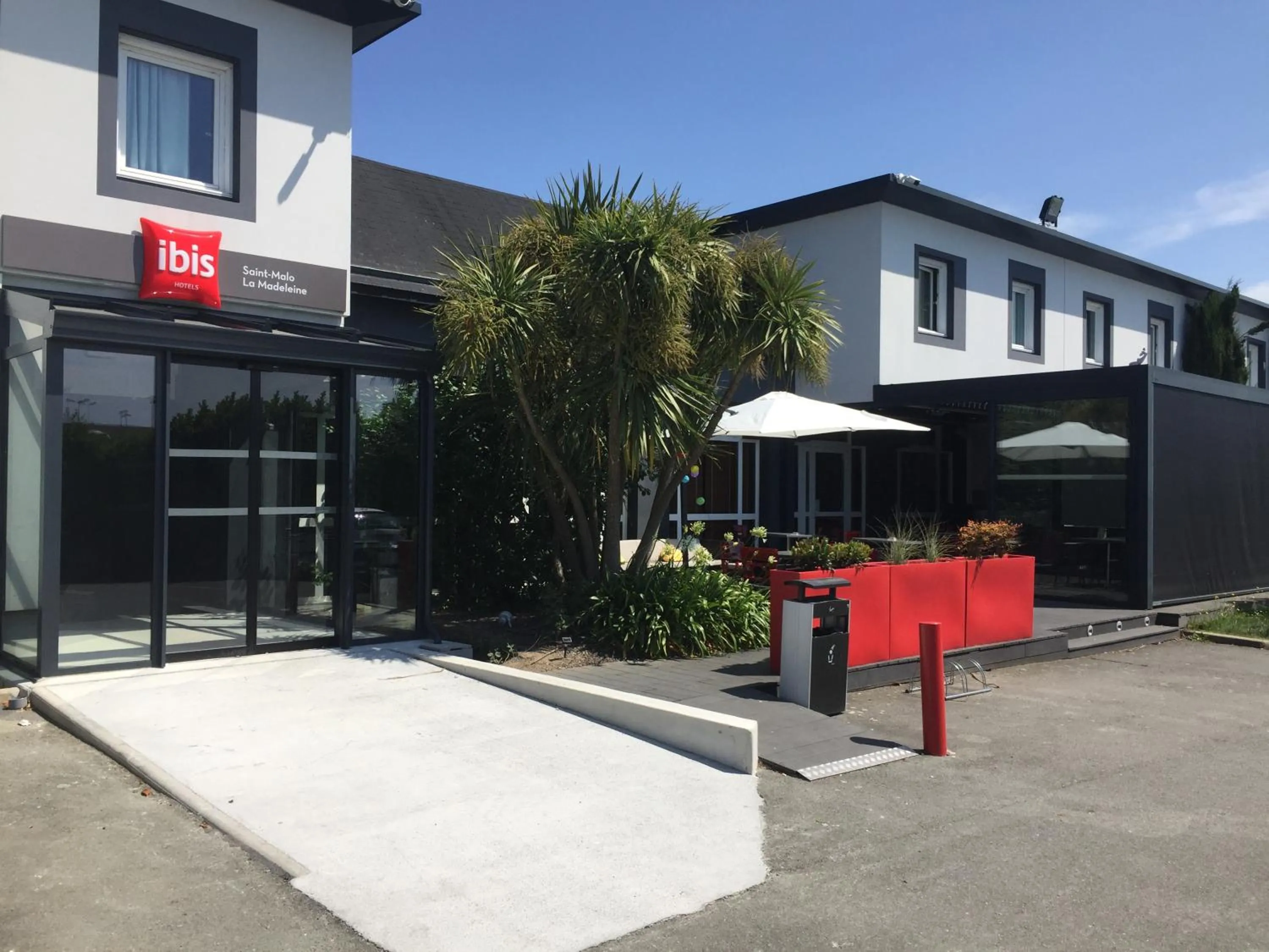 Facade/entrance in ibis Saint-Malo Madeleine