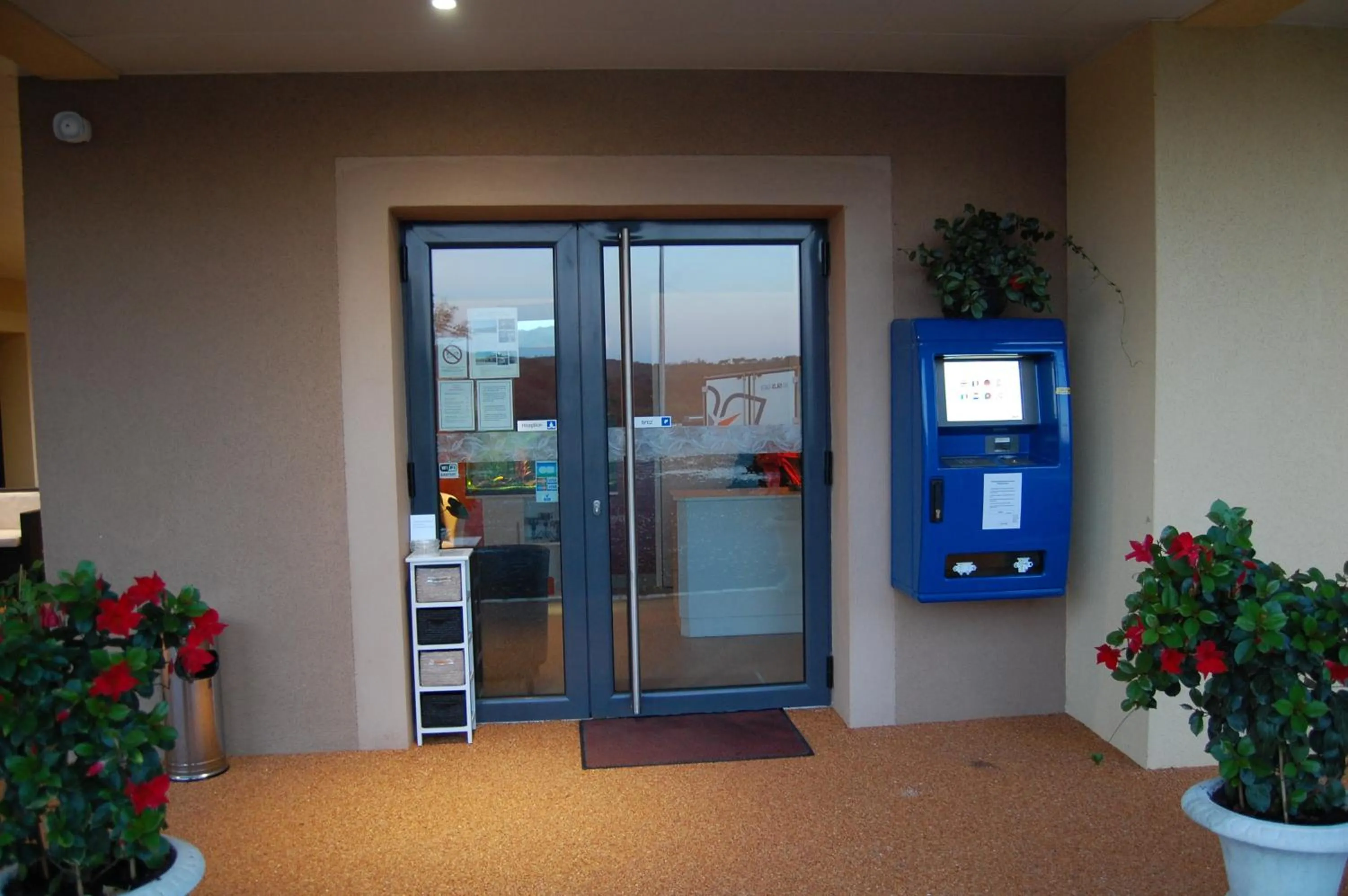 Facade/entrance in Hôtel L'Escale Périgueux Notre Dame