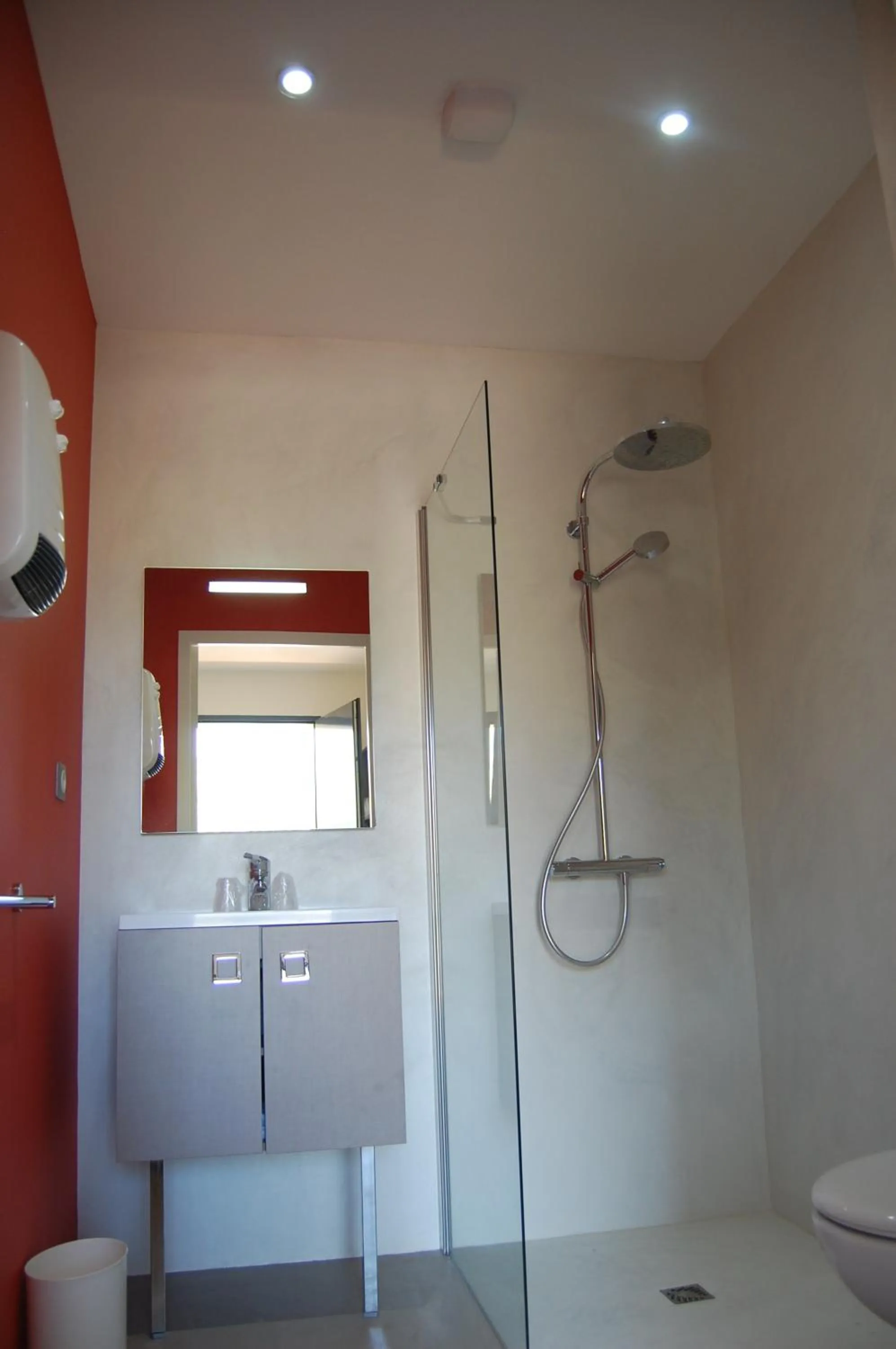 Shower in Hôtel L'Escale Périgueux Notre Dame