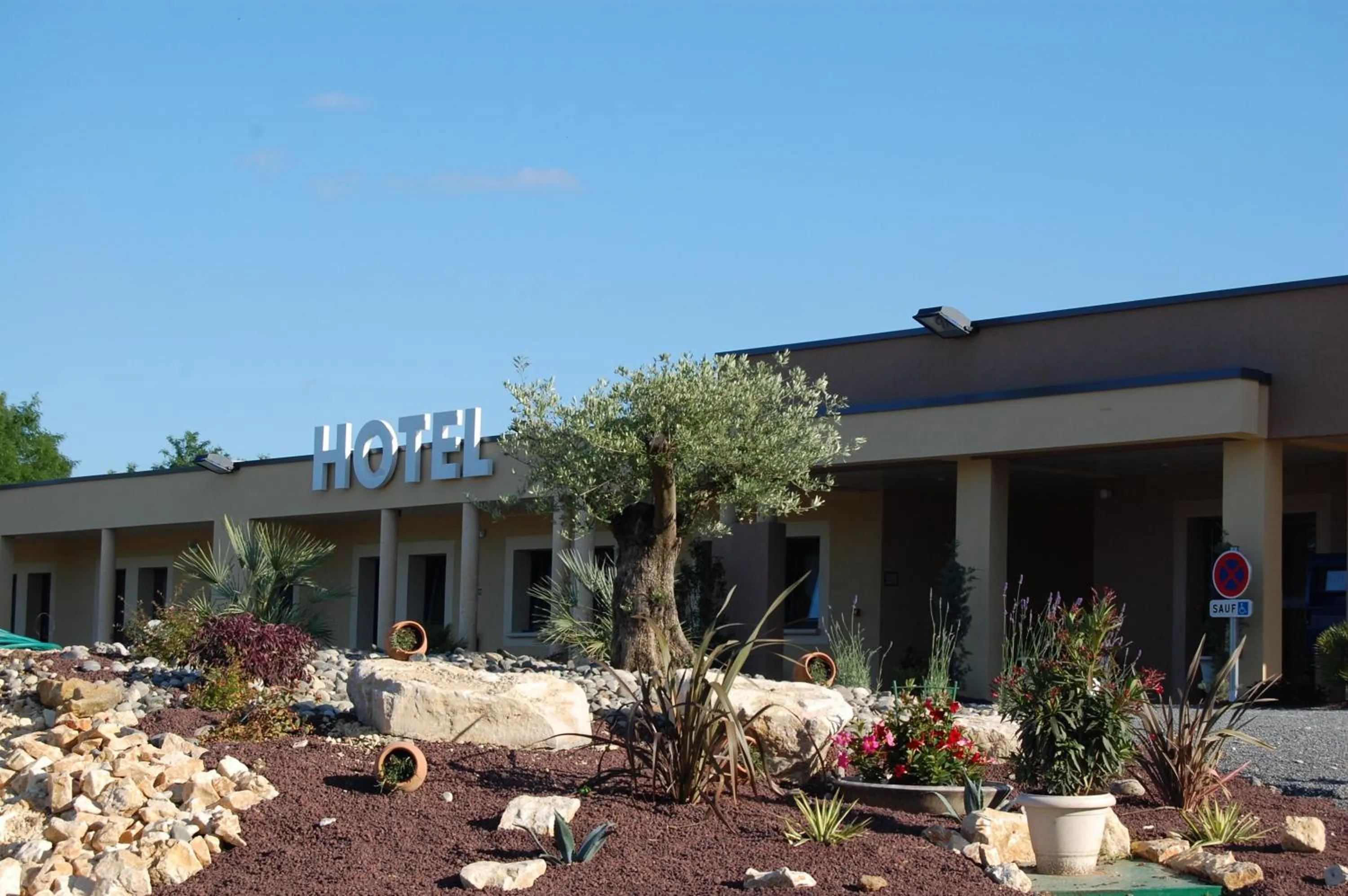 Facade/entrance in Hôtel L'Escale Périgueux Notre Dame