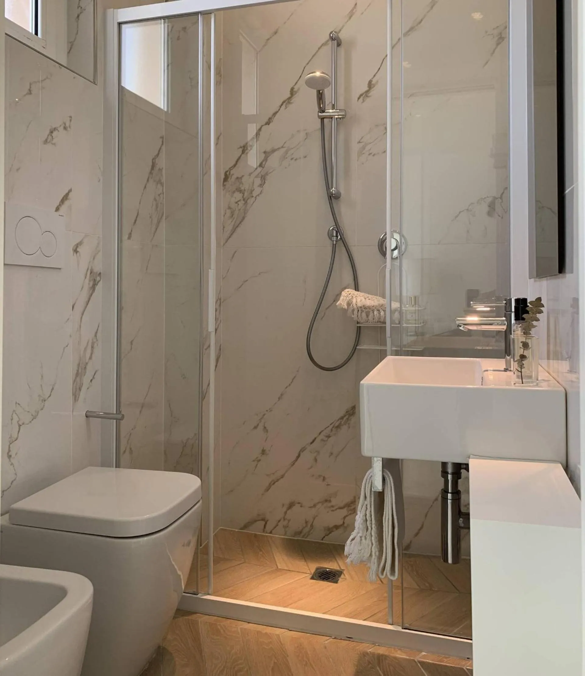 Shower in Hotel Capanni