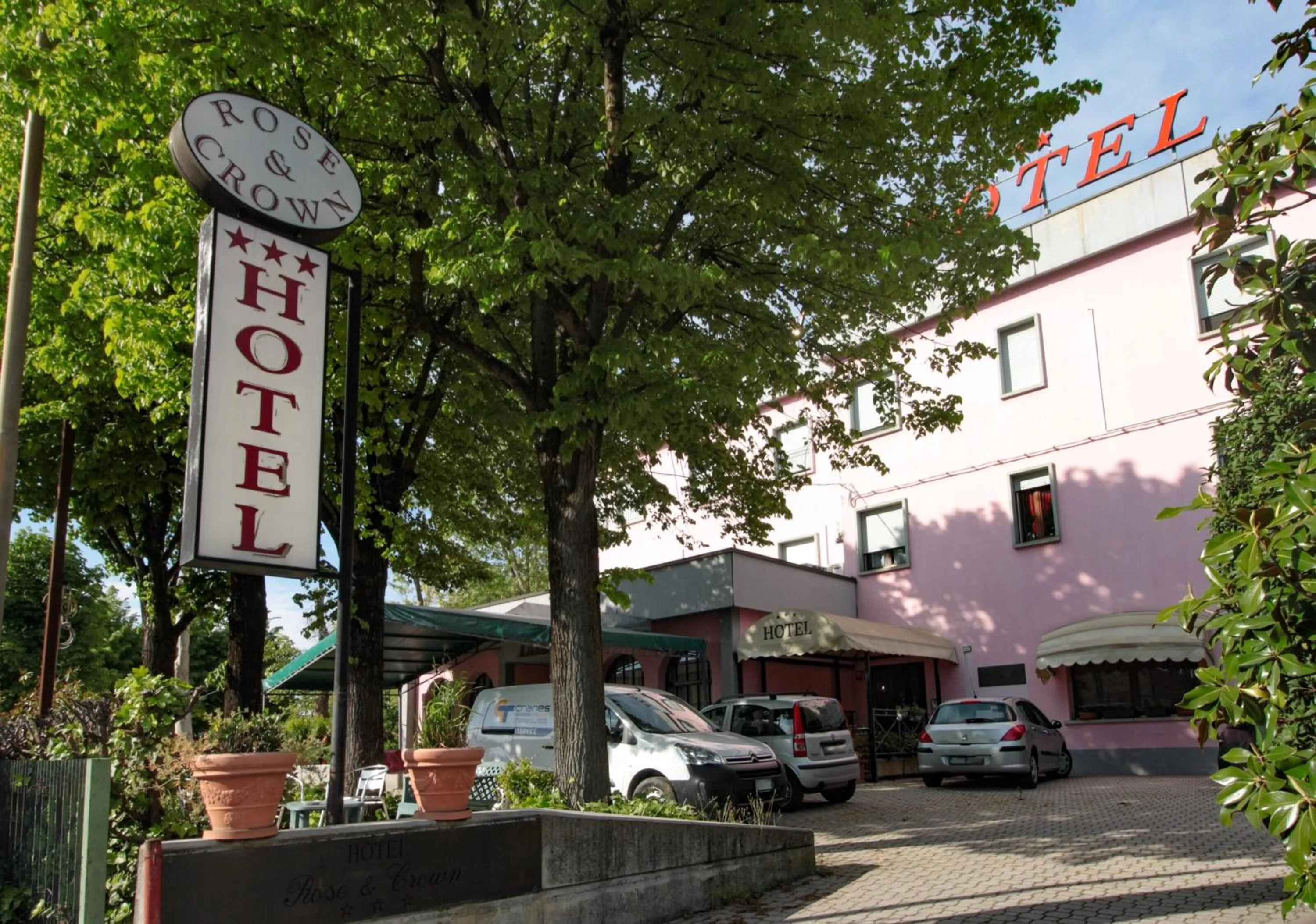 Property building in Hotel Rose&Crown