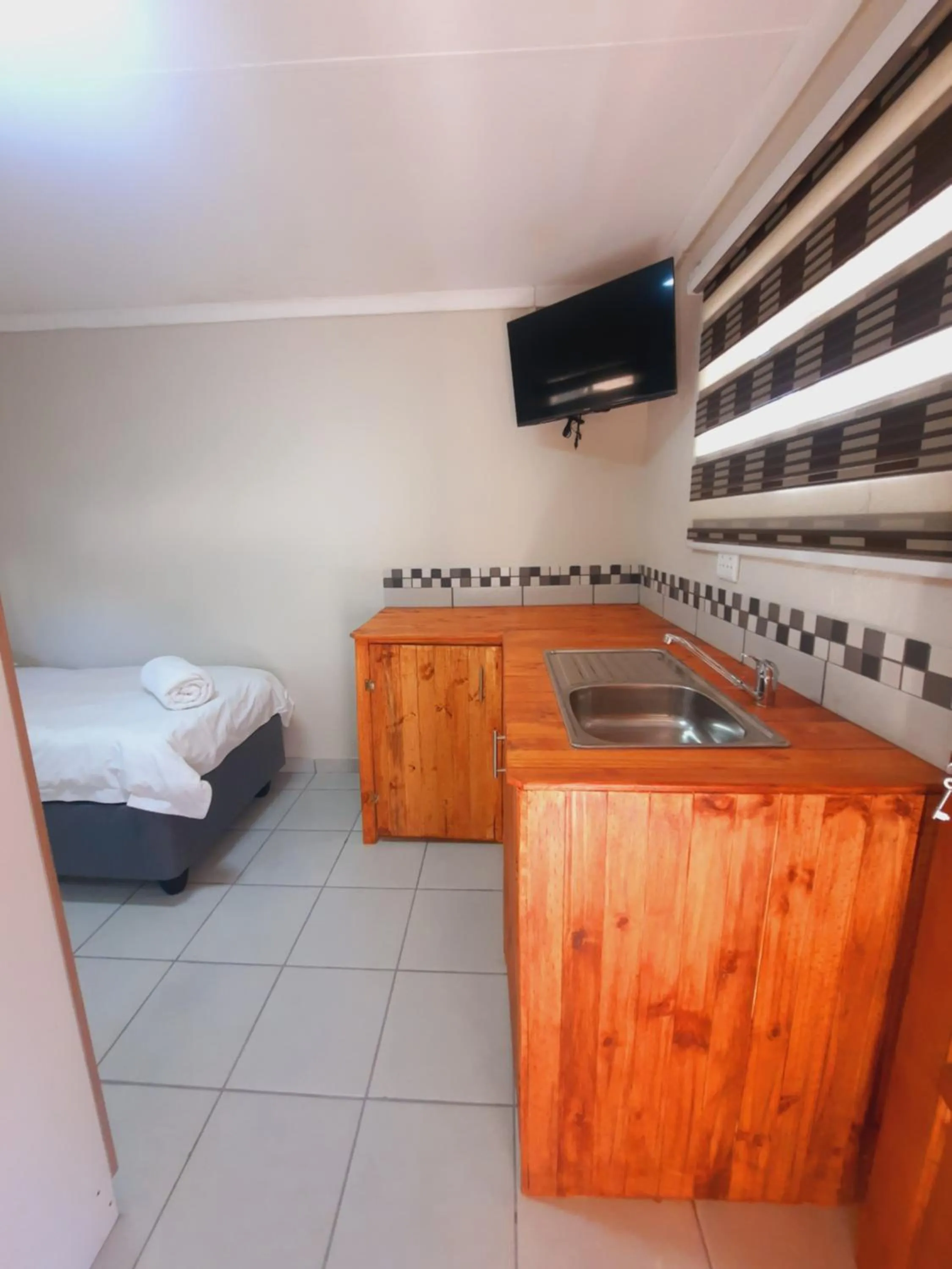 Kitchen or kitchenette, Bed in Highlands Creek Self Catering Accommodation