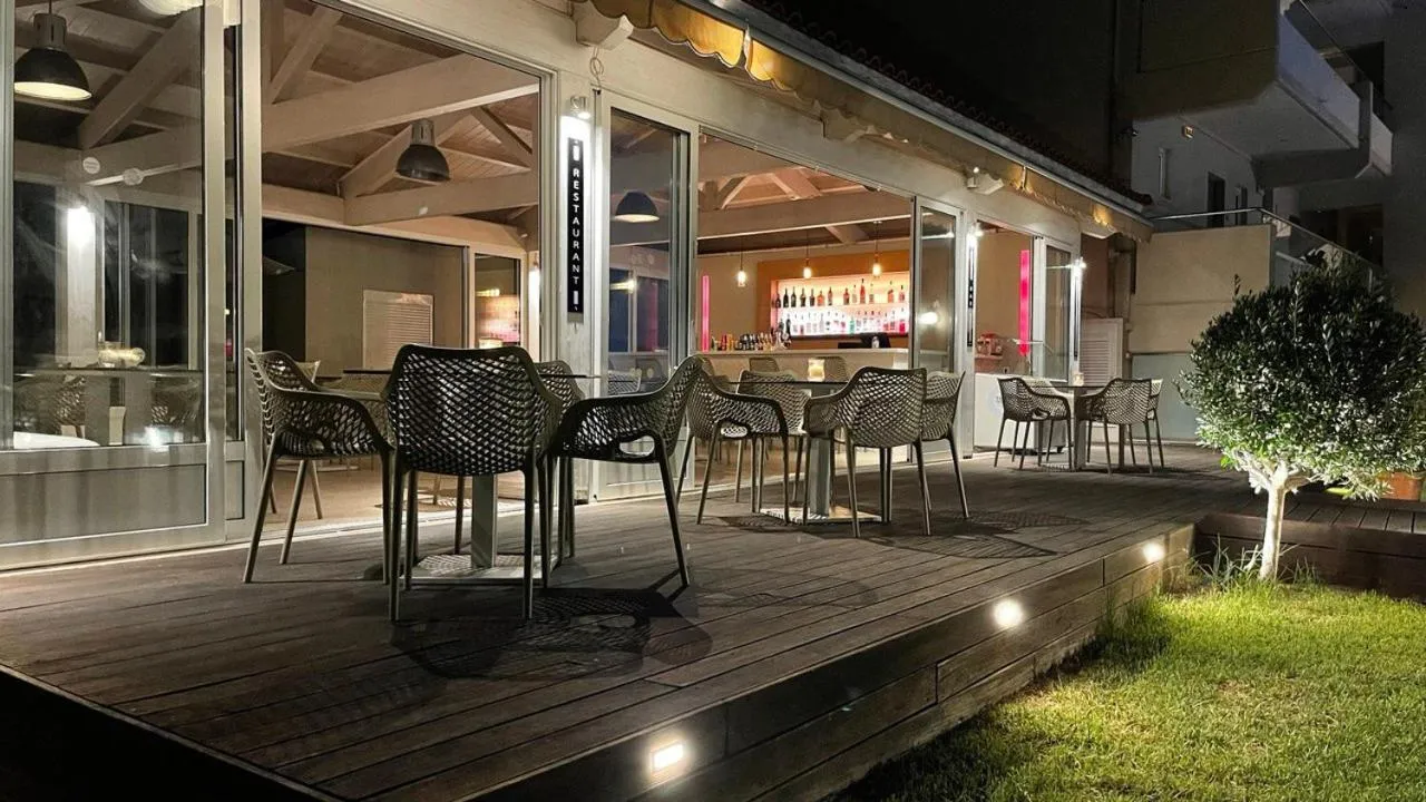 Restaurant/places to eat in Sunday Hotel