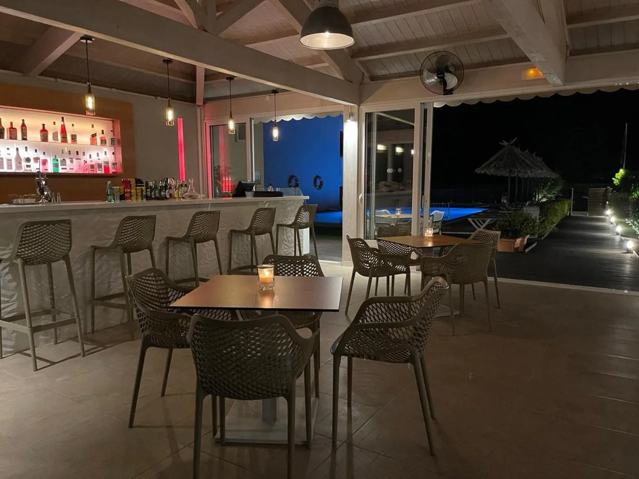 Restaurant/places to eat in Sunday Hotel