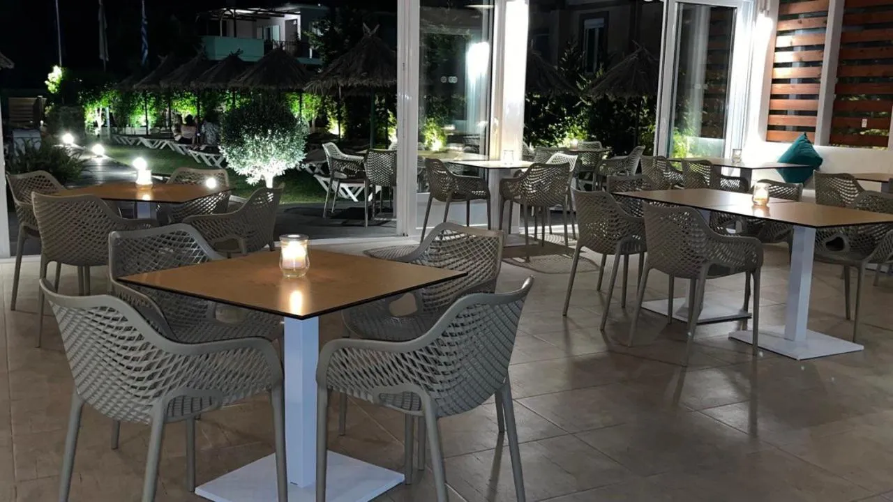 Restaurant/places to eat in Sunday Hotel