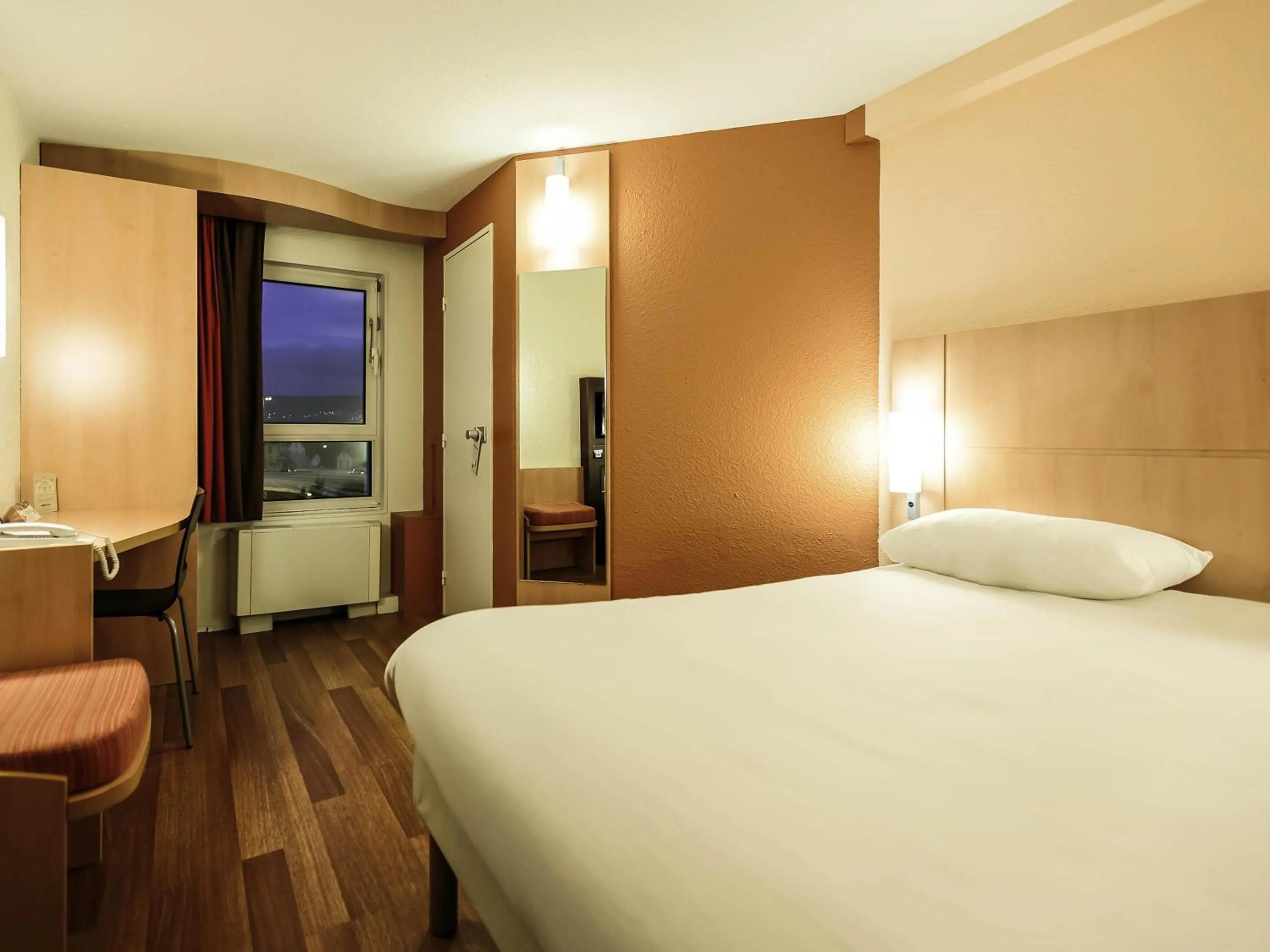 Bedroom, Bed in ibis Clermont Ferrand Sud Herbet