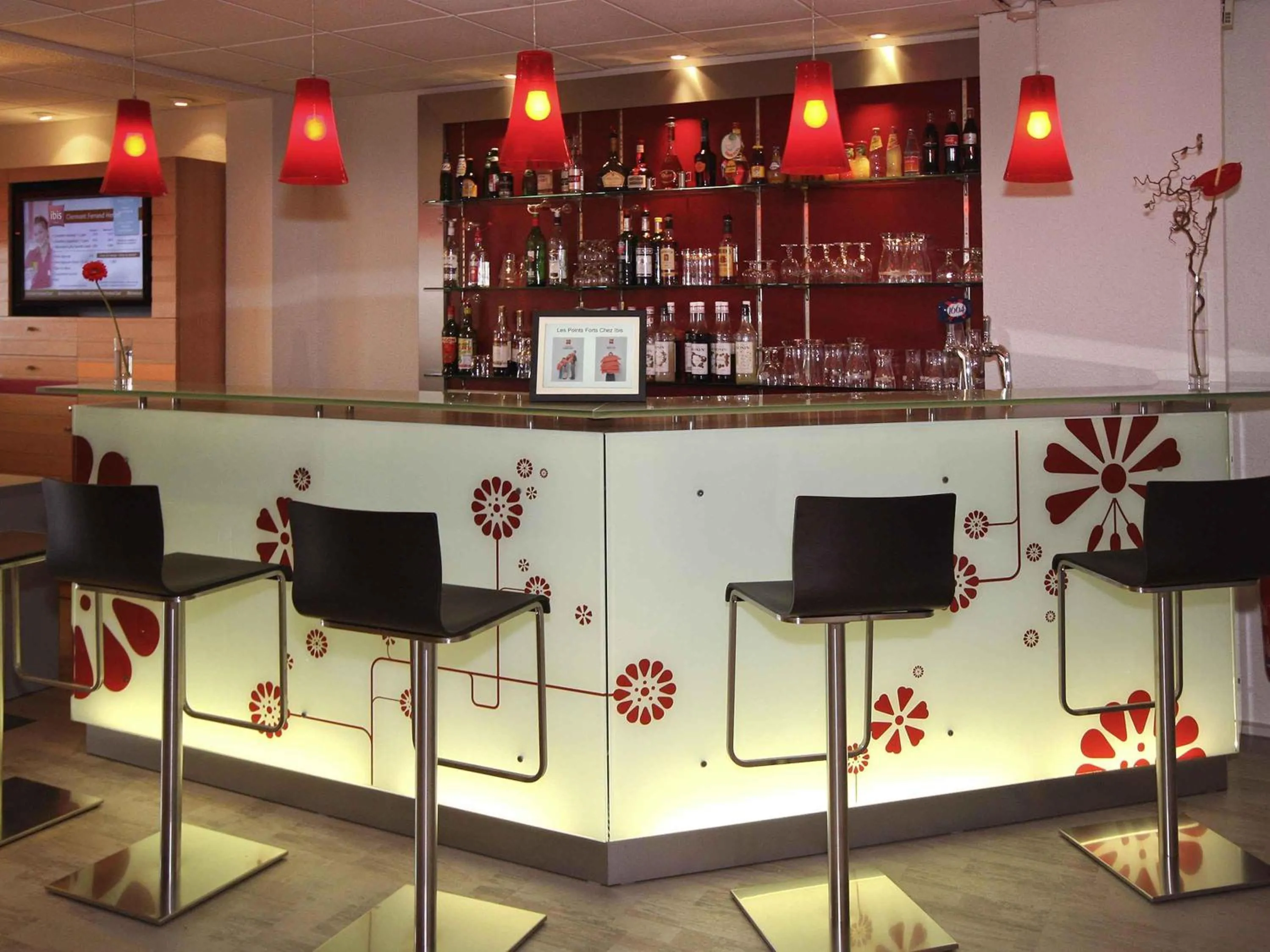 Lounge or bar in ibis Clermont Ferrand Sud Herbet