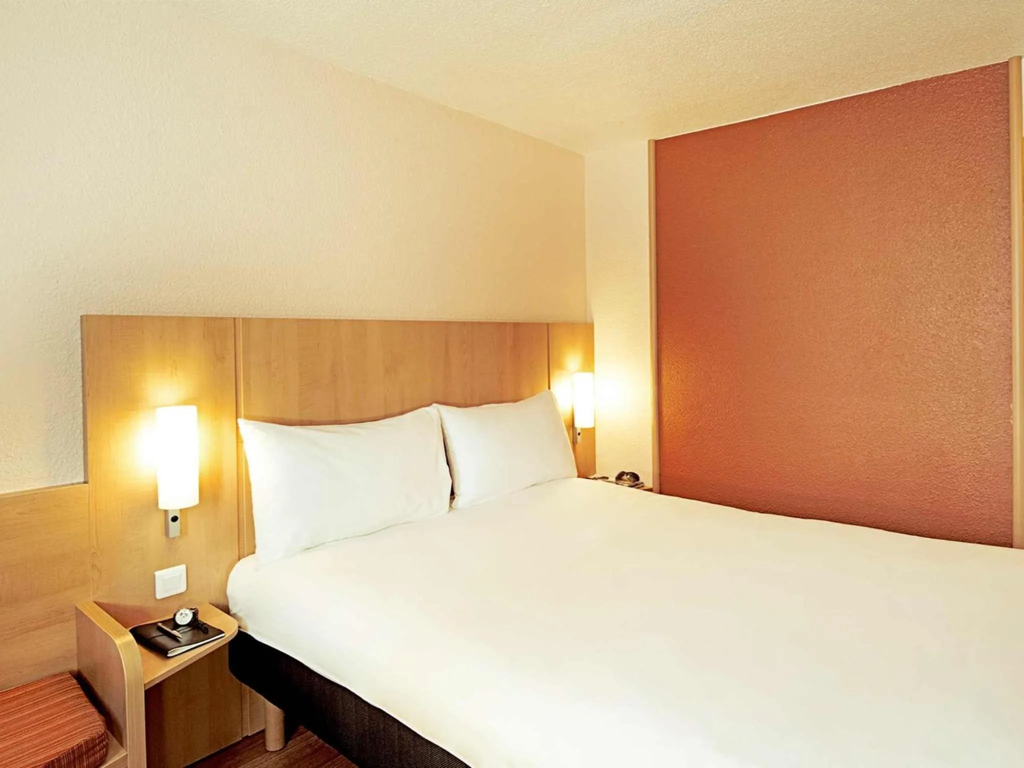 Bedroom, Bed in ibis Clermont Ferrand Sud Herbet