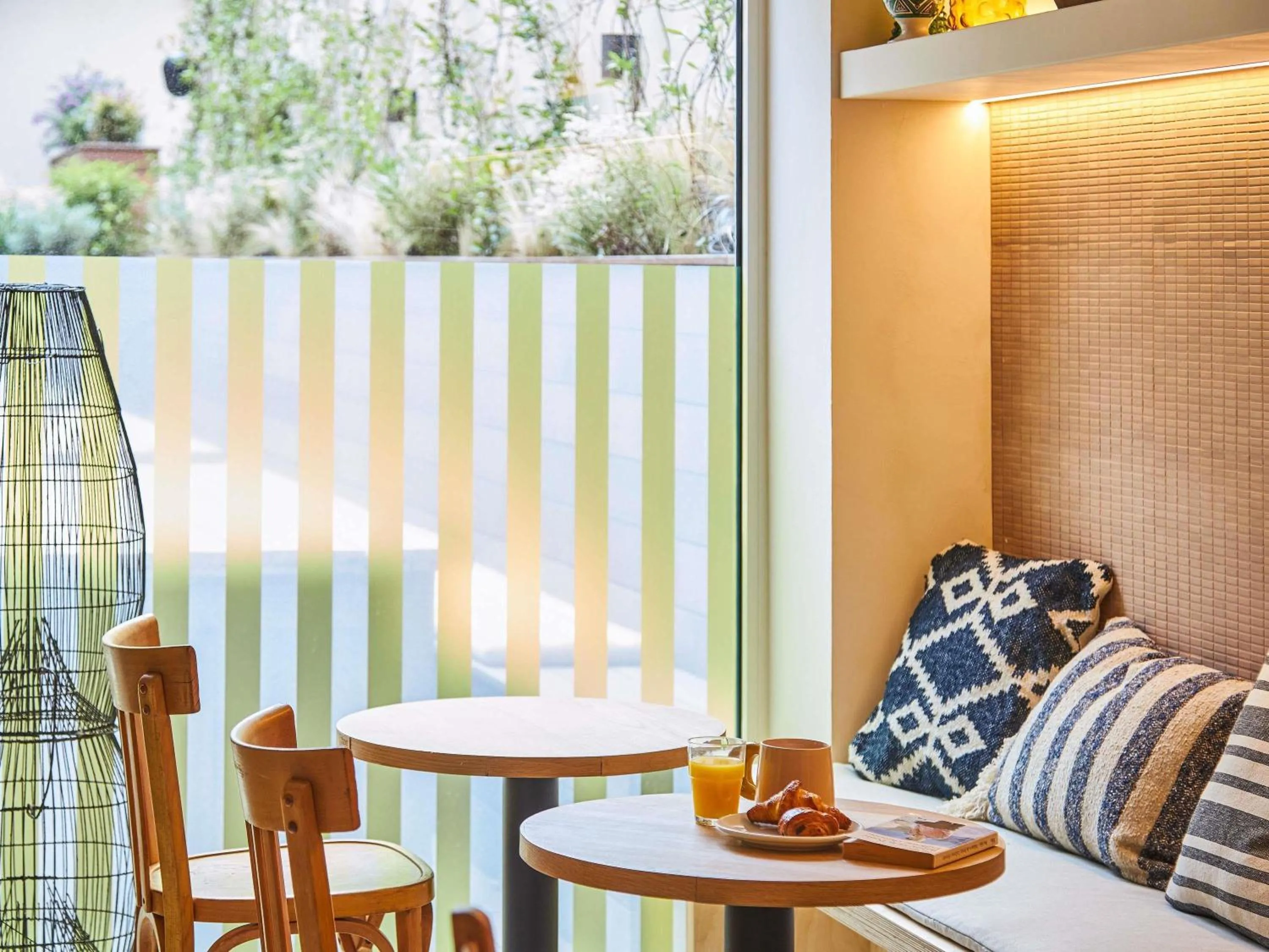 Restaurant/places to eat in greet hotel Marseille Parc Chanot Velodrome